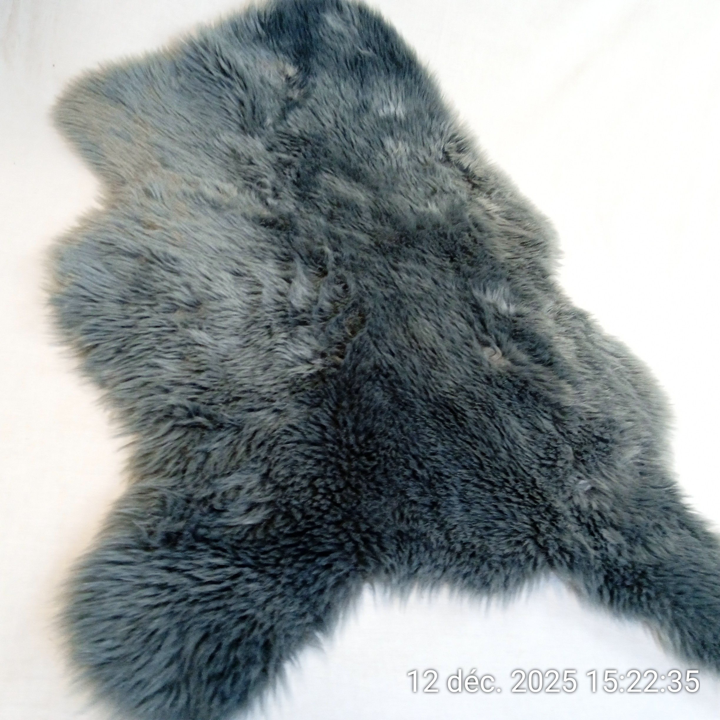 Voir photo 2 de Tapis gris fausse fourrure peau de mouton 60x90 cm Tapis gris fausse fourrure peau de mouton 60x90 cm Très bon état reconditionné photo 2