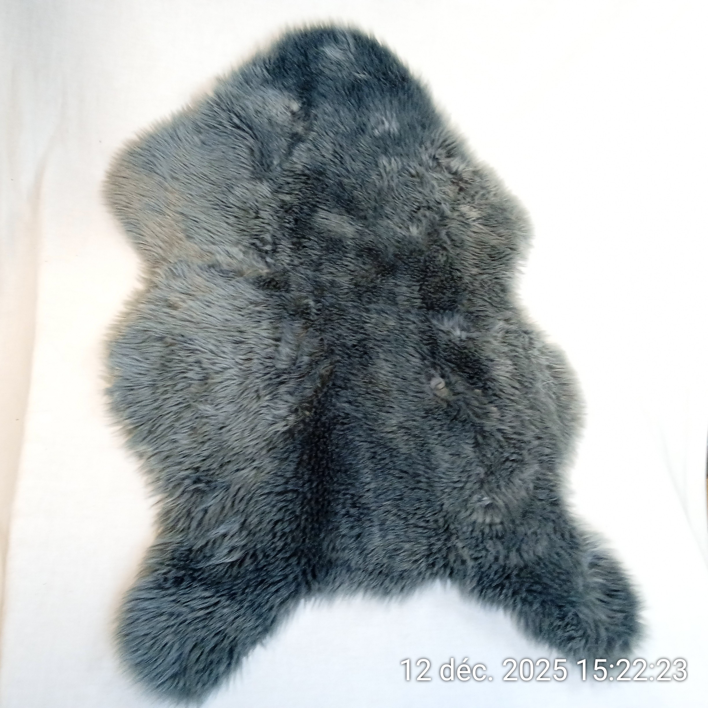 Voir photo 4 de Tapis gris fausse fourrure peau de mouton 60x90 cm Tapis gris fausse fourrure peau de mouton 60x90 cm Très bon état reconditionné photo 4