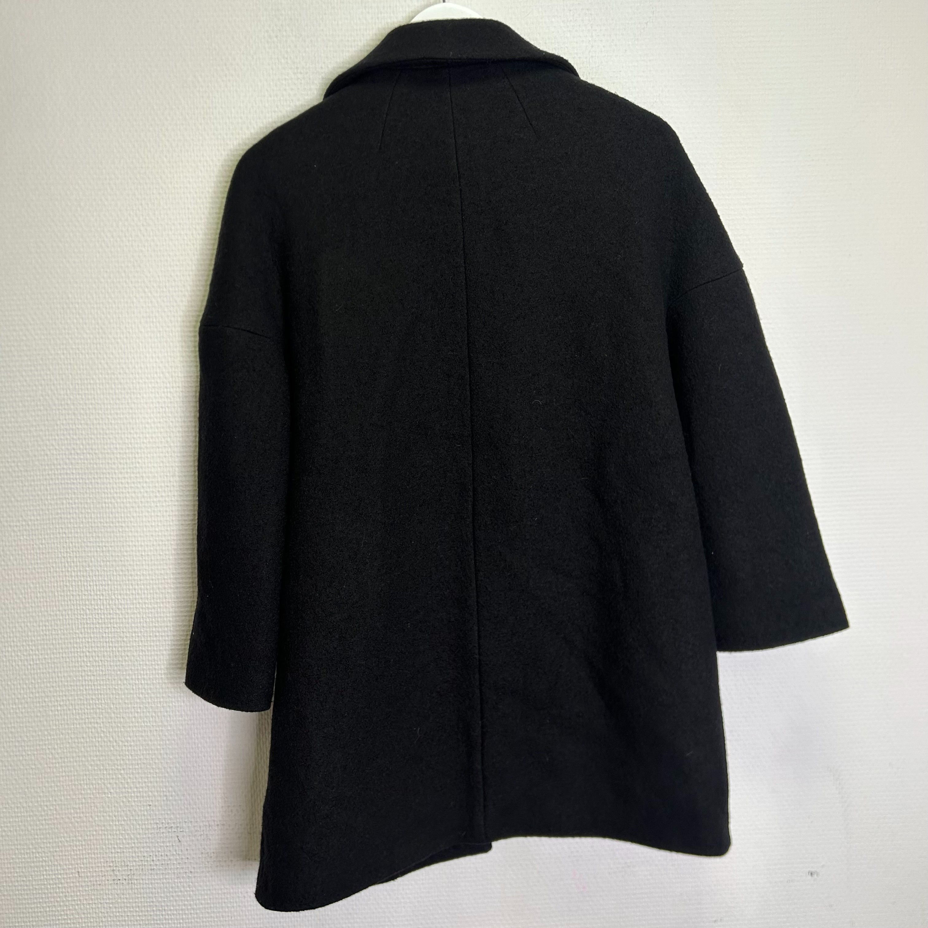 Voir photo 2 de Tara Jarmon - Manteau - Laine noir - Femme - Taille 38 Tara Jarmon - Manteau - Laine noir - Femme - Taille 38 Très bon état reconditionné photo 2