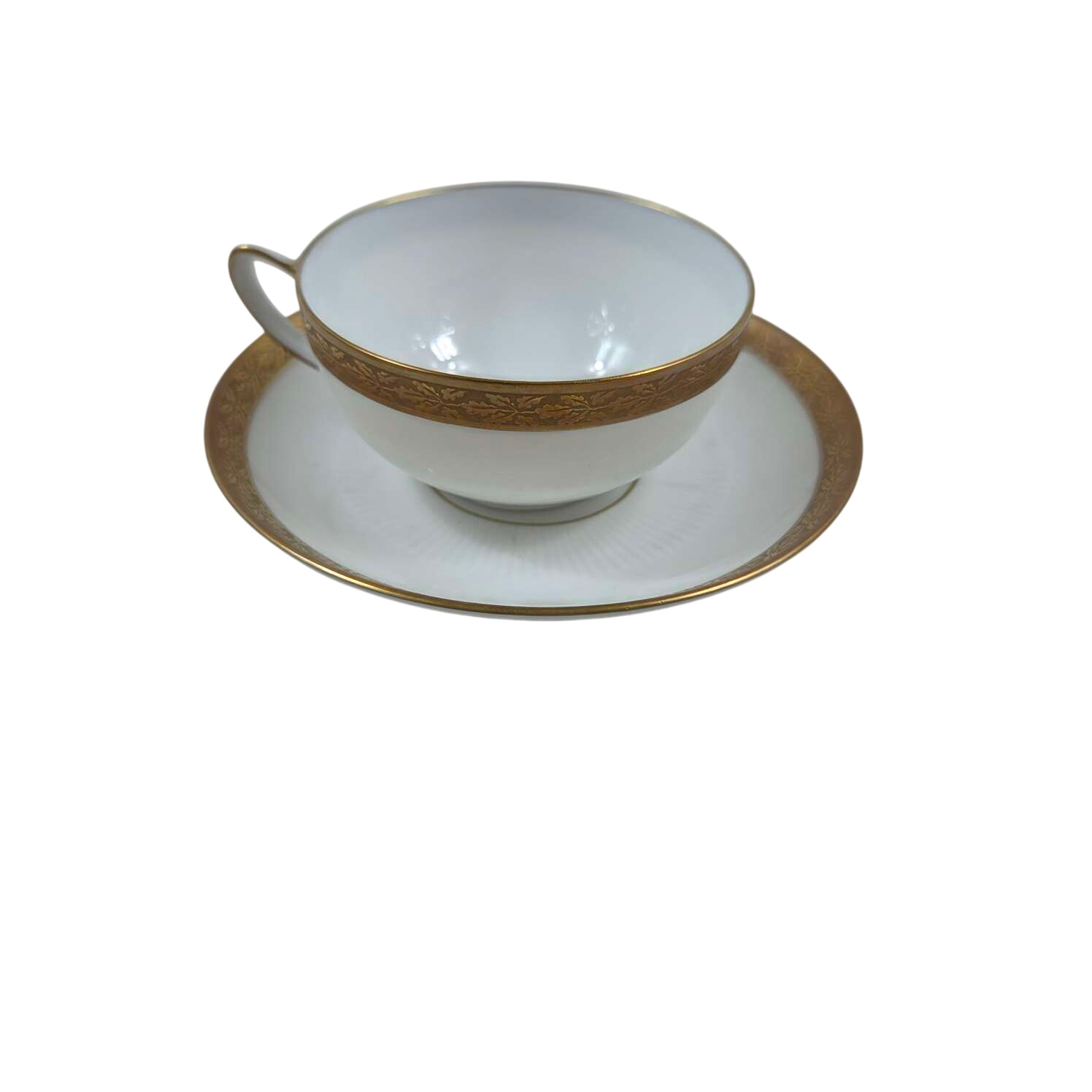 Tasse bavaroise avec sa soucoupe Très bon état - 15,00 € Tasse bavaroise avec sa soucoupe Très bon état reconditionné disponible sur Label Emmaüs