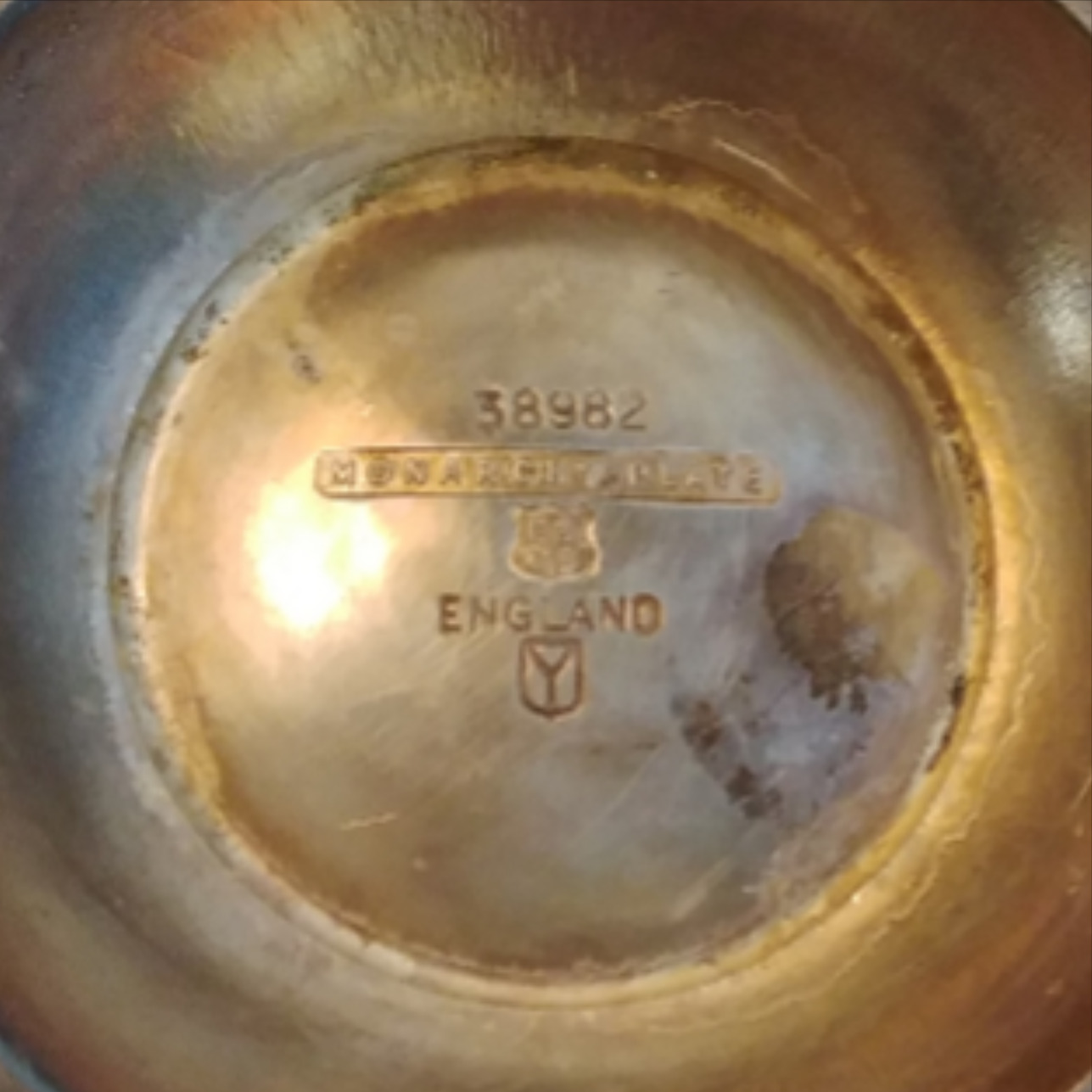 Voir photo 3 de Tasse en métal argenté - Monarchy Plate Tasse en métal argenté - Monarchy Plate Bon état reconditionné photo 3