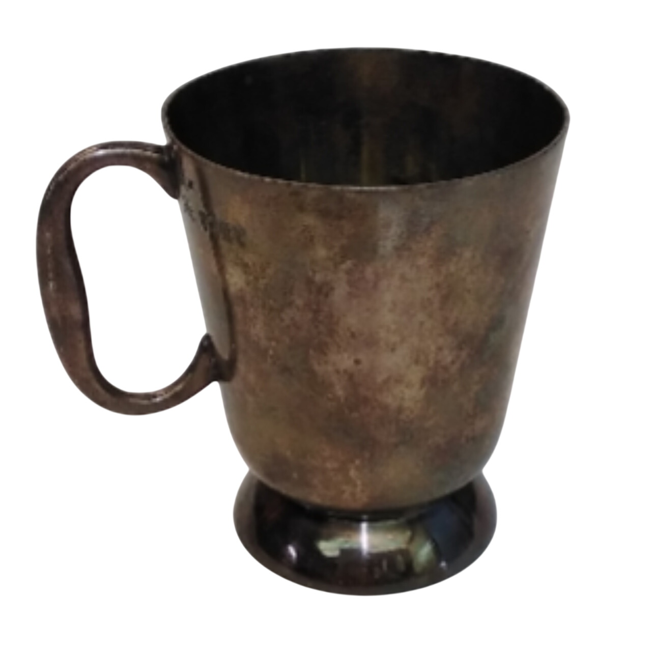 Tasse en métal argenté - Monarchy Plate Bon état - 24,00 € Tasse en métal argenté - Monarchy Plate Bon état reconditionné disponible sur Label Emmaüs