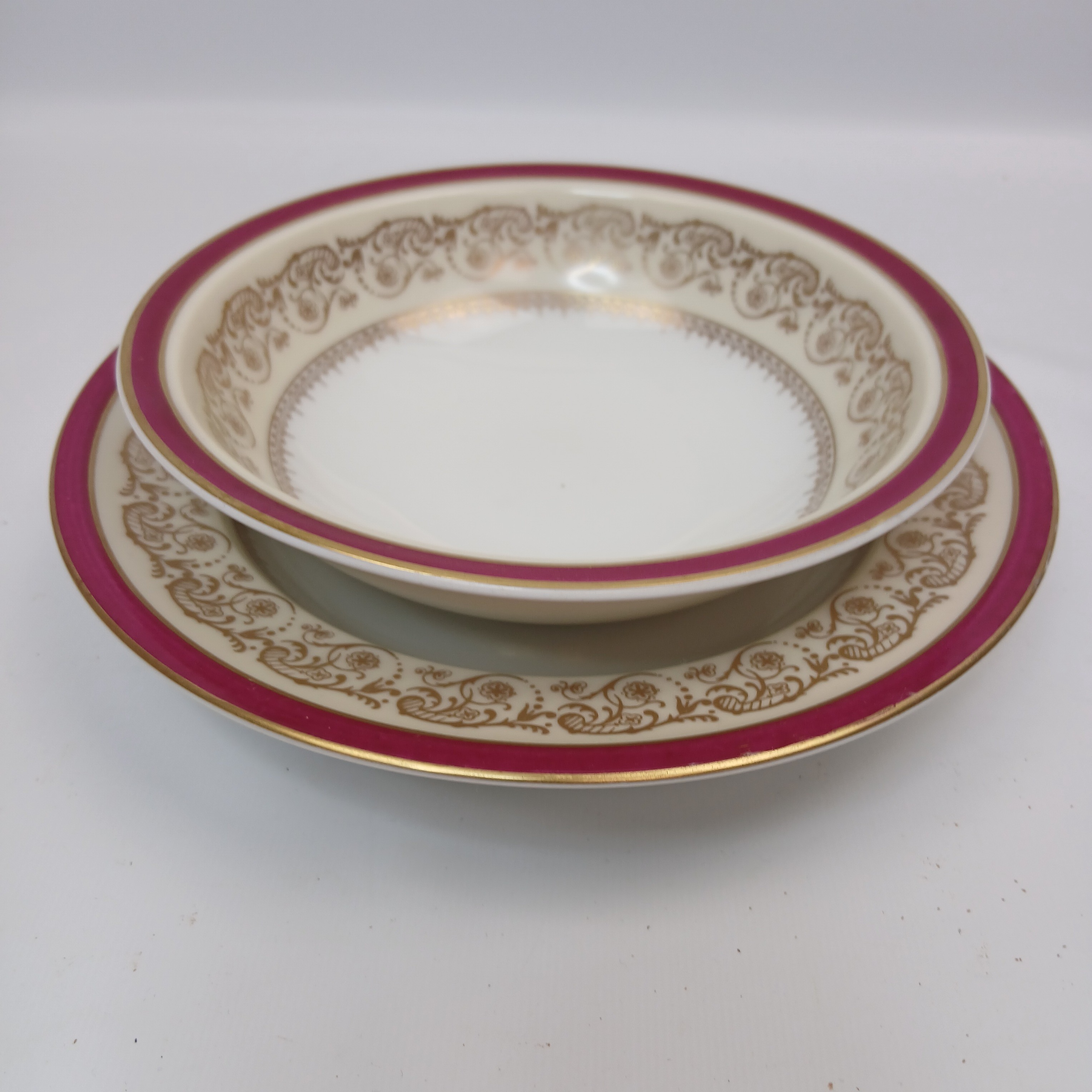 Voir photo 3 de Tasse et bol et sous tasses en porcelaine Limoges Charles Ahrenfeldt Tasse et bol et sous tasses en porcelaine Limoges Charles Ahrenfeldt Bon état reconditionné photo 3