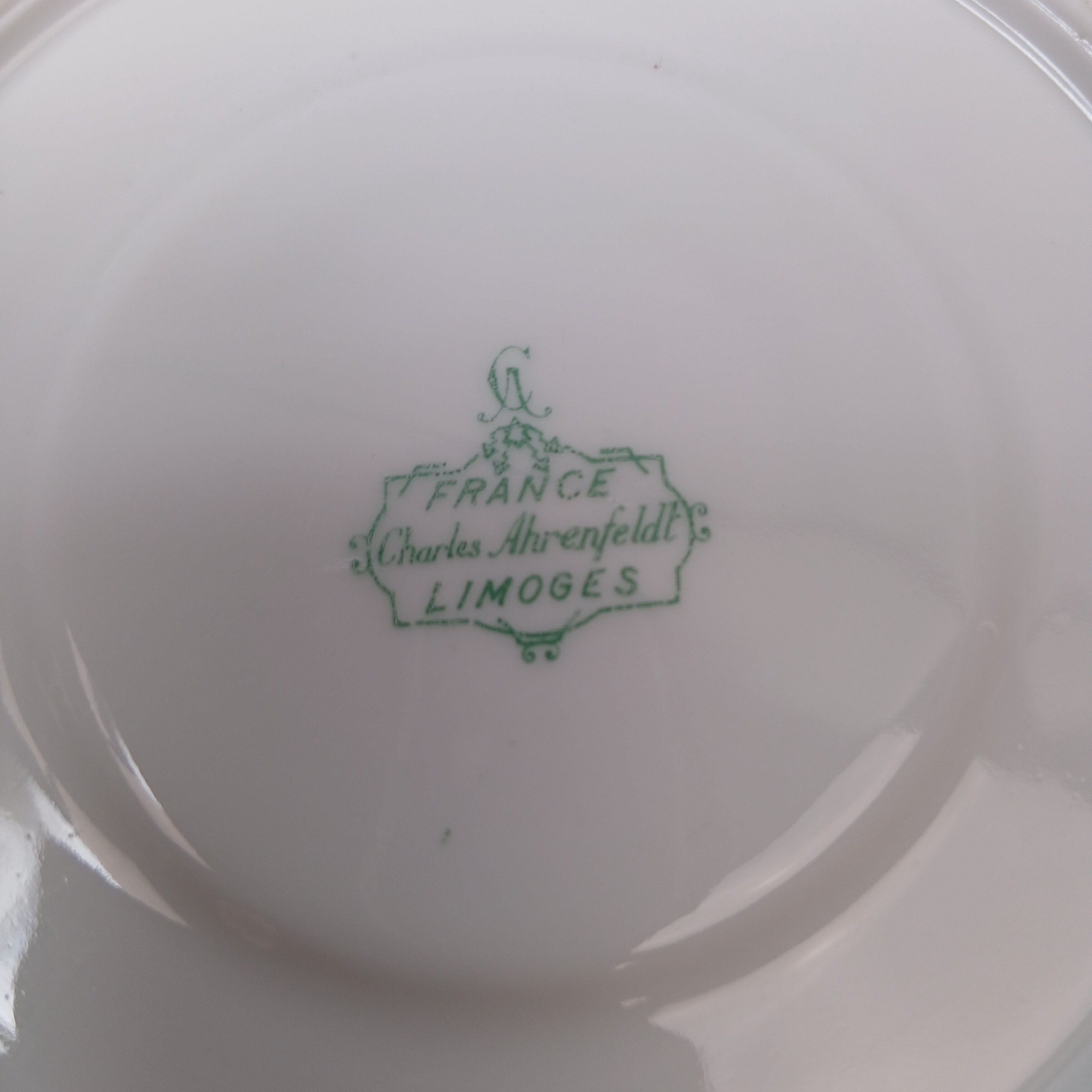 Voir photo 7 de Tasse et bol et sous tasses en porcelaine Limoges Charles Ahrenfeldt Tasse et bol et sous tasses en porcelaine Limoges Charles Ahrenfeldt Bon état reconditionné photo 7