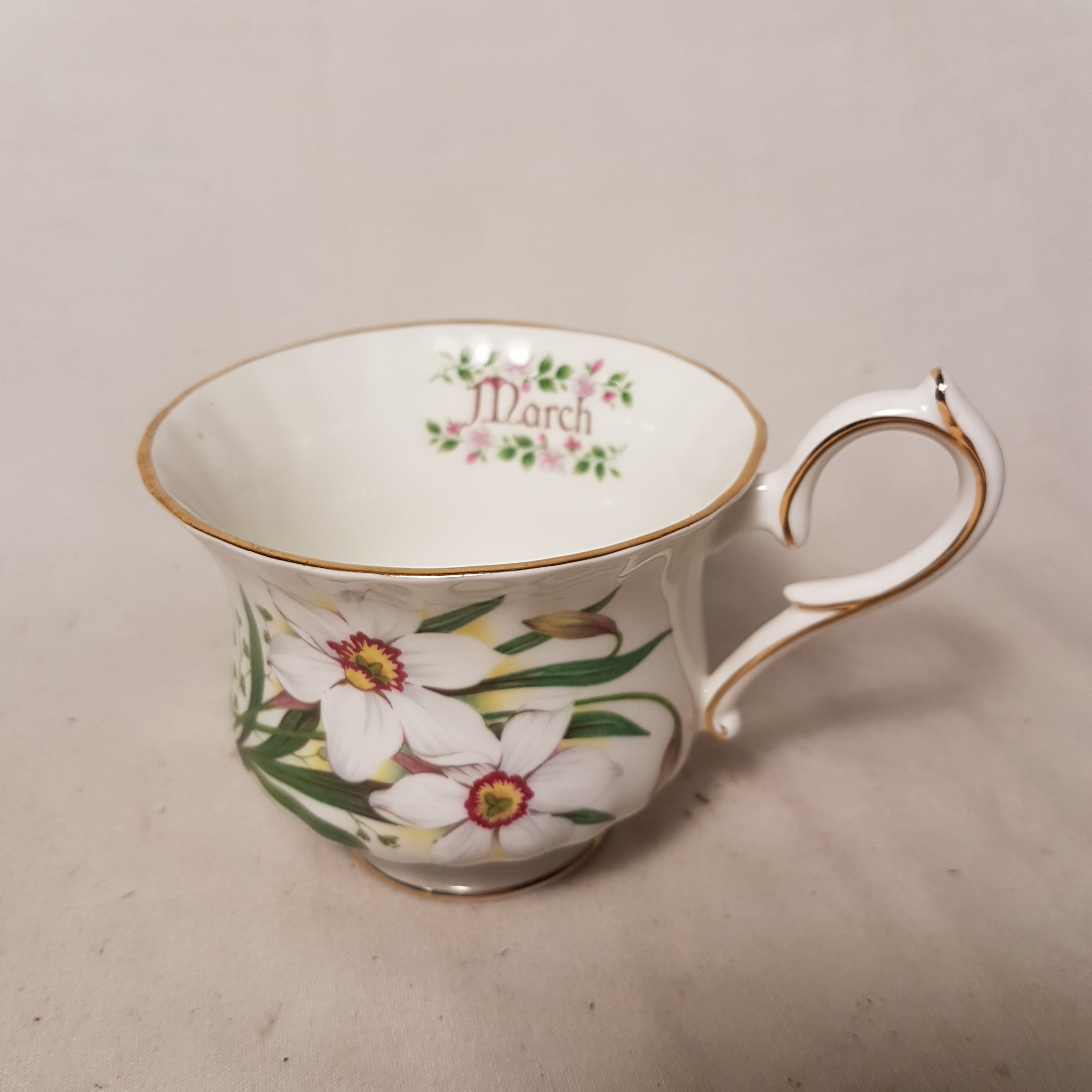 Acheter Tasse fine bone China porcelaine Made in England Parfait état - 10,00 € Tasse fine bone China porcelaine Made in England Parfait état reconditionné disponible sur Label Emmaüs