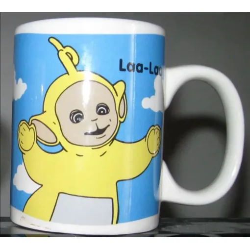 Tasse Mug Teletubbies - Fond Bleu Et Personnage Laa-Laa - Avec Une Anse - Hauteur 9cm - Diamètre 7cm - Achetée En Angleterre Et Jamais Utilisée occasion reconditionné disponible sur Rakuten