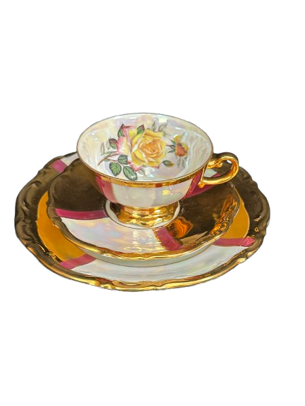 Tasse soucoupe et assiette à dessert Vintage État correct - 20,00 € Tasse soucoupe et assiette à dessert Vintage État correct reconditionné disponible sur Label Emmaüs