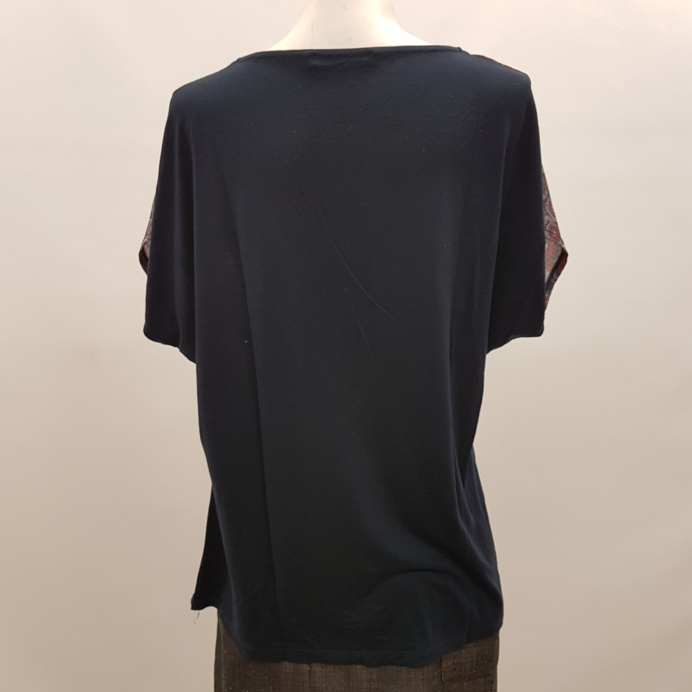 Voir photo 3 de Tee-shirt - ARMAND THIERY - Taille 42 ESTIMEE Tee-shirt - ARMAND THIERY - Taille 42 ESTIMEE Très bon état reconditionné photo 3