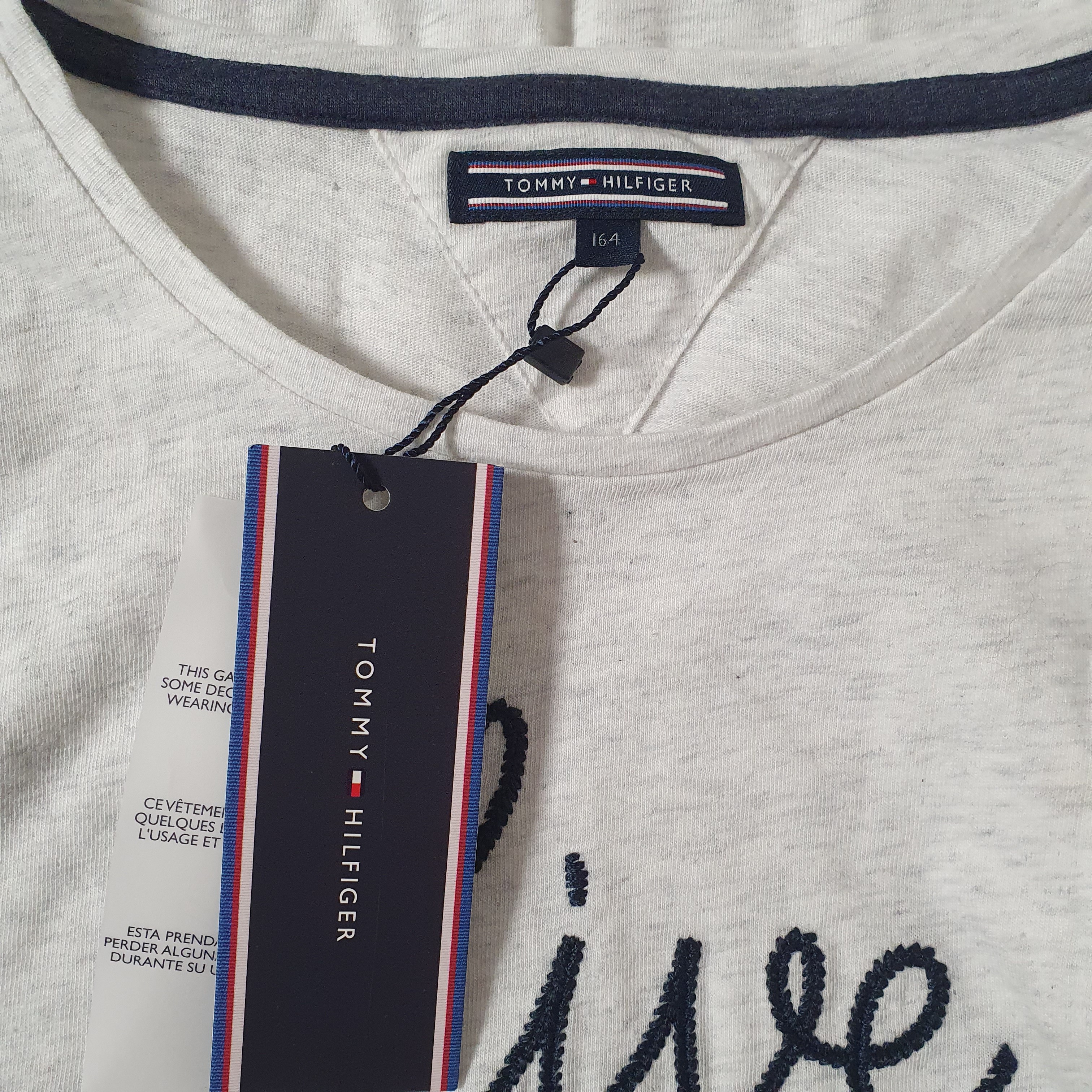 Voir photo 3 de Tee Shirt Enfant ML-TOMMY HILFIGER-13/14 A Tee Shirt Enfant ML-TOMMY HILFIGER-13/14 A Parfait état reconditionné photo 3