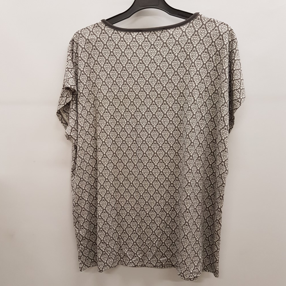 Voir photo 2 de Tee shirt oversize gris - ARMAND THIERY - Taille 50 ESTIMEE Tee shirt oversize gris - ARMAND THIERY - Taille 50 ESTIMEE Très bon état reconditionné photo 2