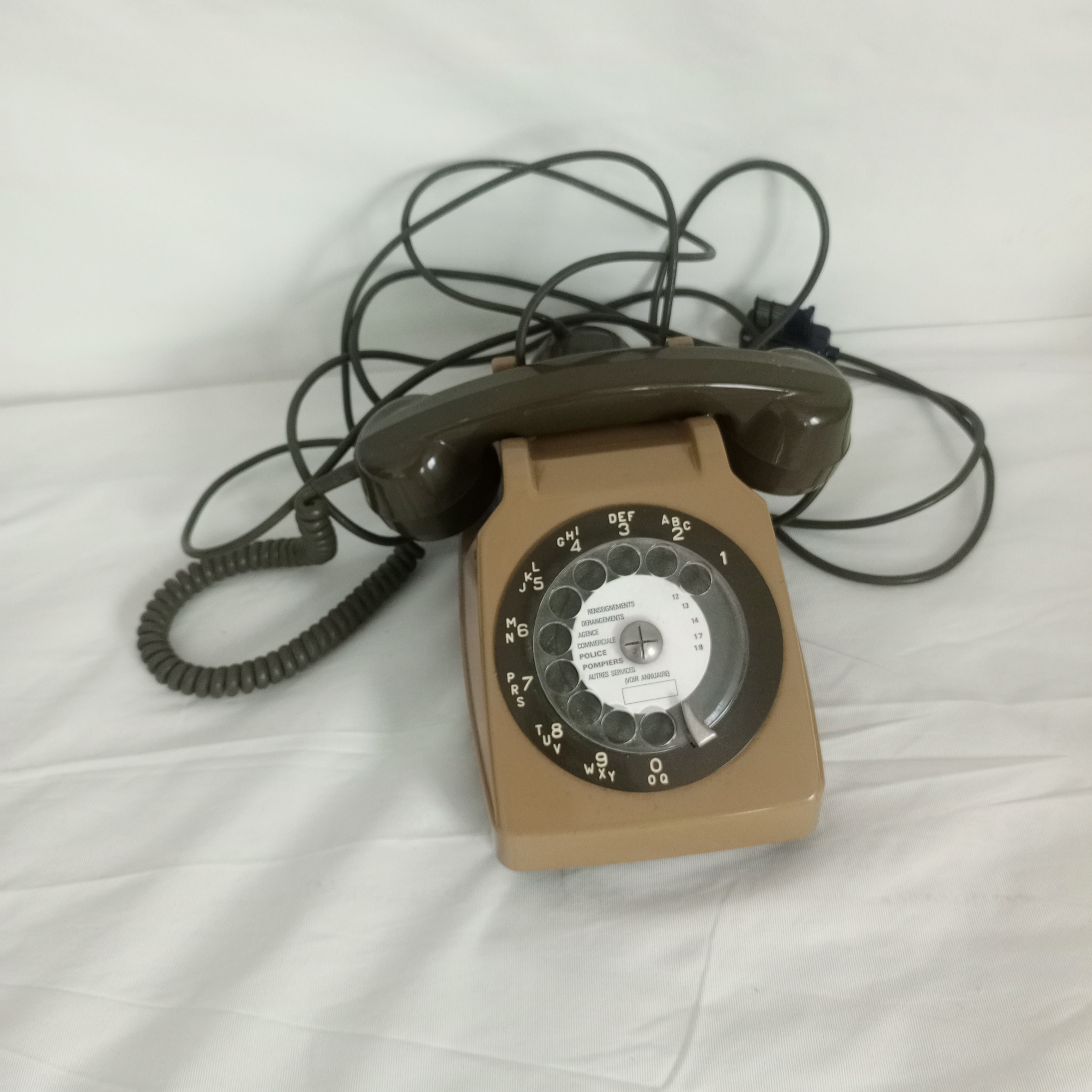Voir photo 2 de Téléphone à cadran rotatif avec écouteur Téléphone à cadran rotatif avec écouteur État correct reconditionné photo 2