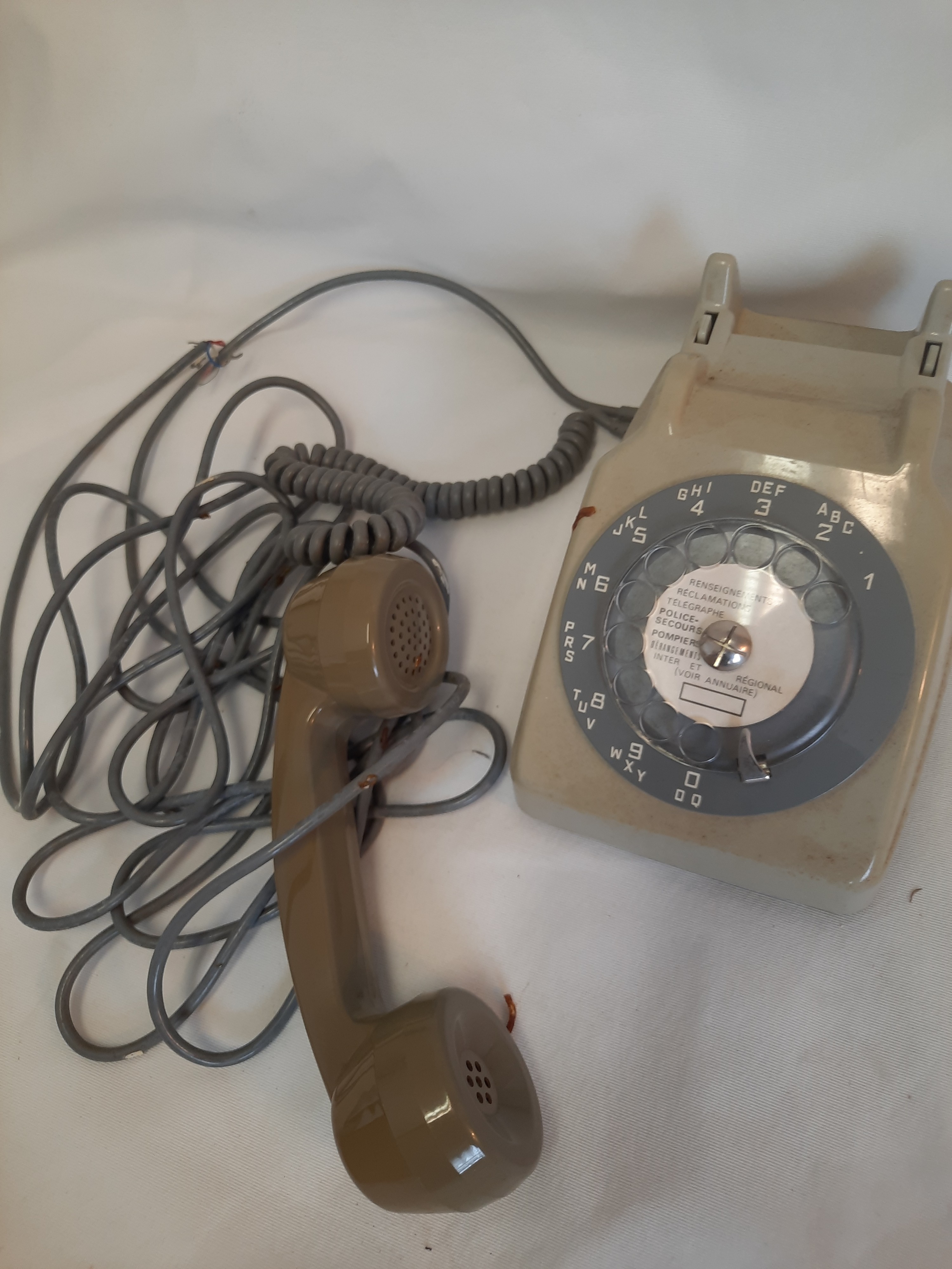 Voir photo 3 de Téléphone vintage à cadran gris Téléphone vintage à cadran gris État correct reconditionné photo 3