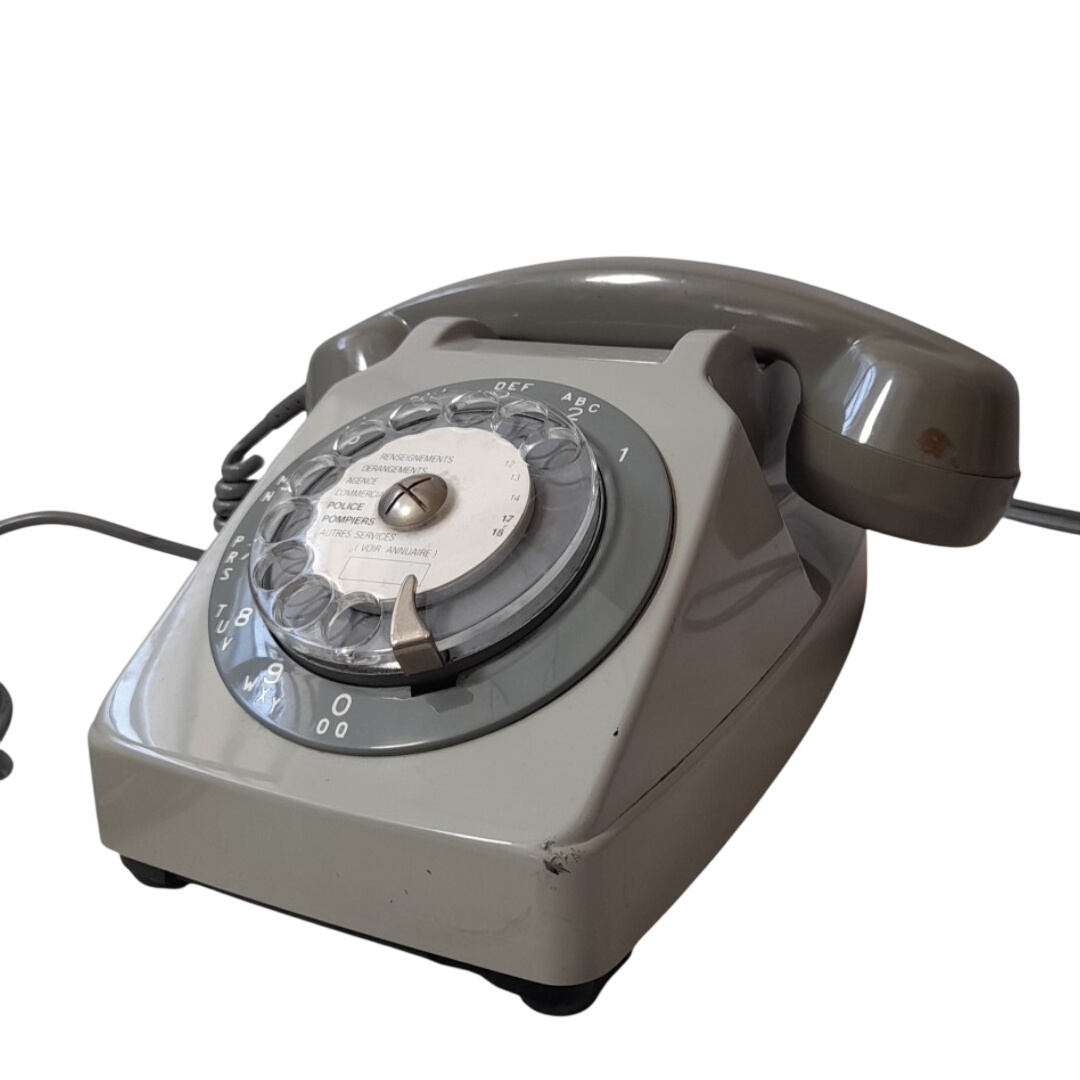 Téléphone Vintage à Cadran Rotatif – Modèle S63 Socotel (Gris) – Années 70/80 Bon état - 15,00 € Téléphone Vintage à Cadran Rotatif – Modèle S63 Socotel (Gris) – Années 70/80 Bon état reconditionné disponible sur Label Emmaüs