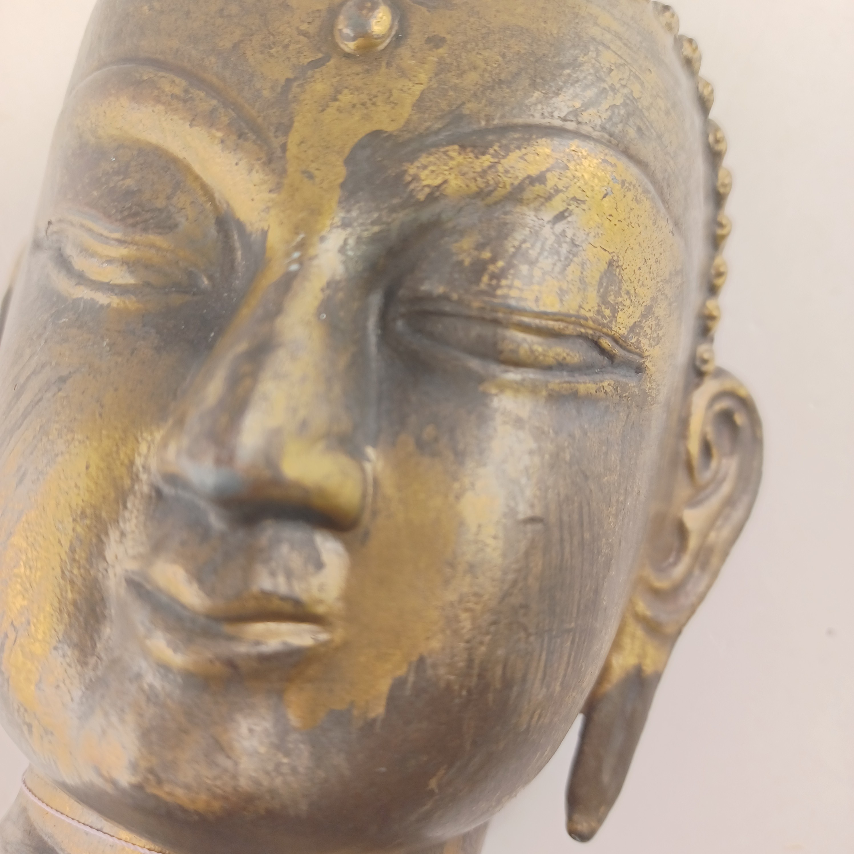 Voir photo 3 de Tête de Budha édition Robert Laffont en laiton de 13 cm Tête de Budha édition Robert Laffont en laiton de 13 cm Très bon état reconditionné photo 3