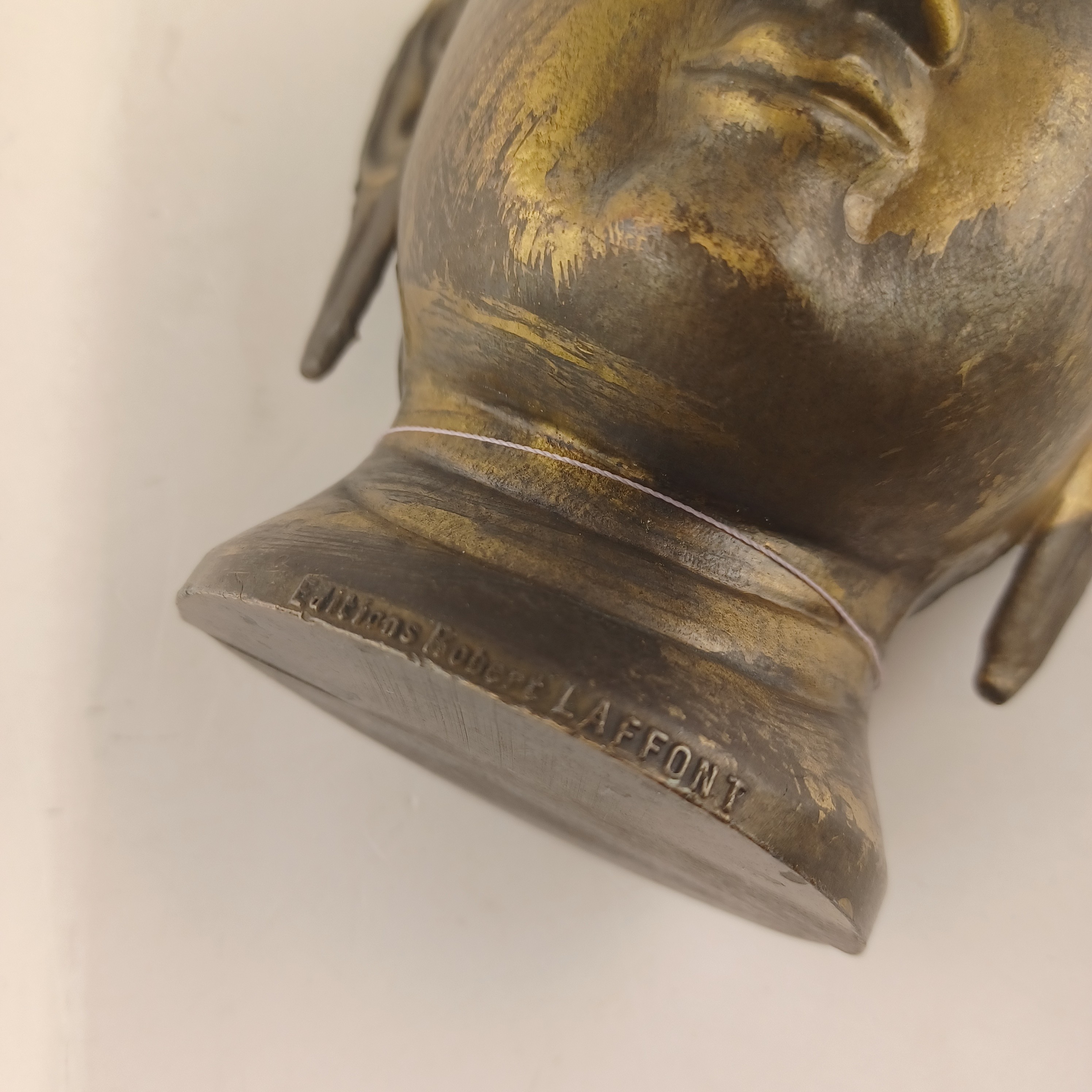 Voir photo 5 de Tête de Budha édition Robert Laffont en laiton de 13 cm Tête de Budha édition Robert Laffont en laiton de 13 cm Très bon état reconditionné photo 5