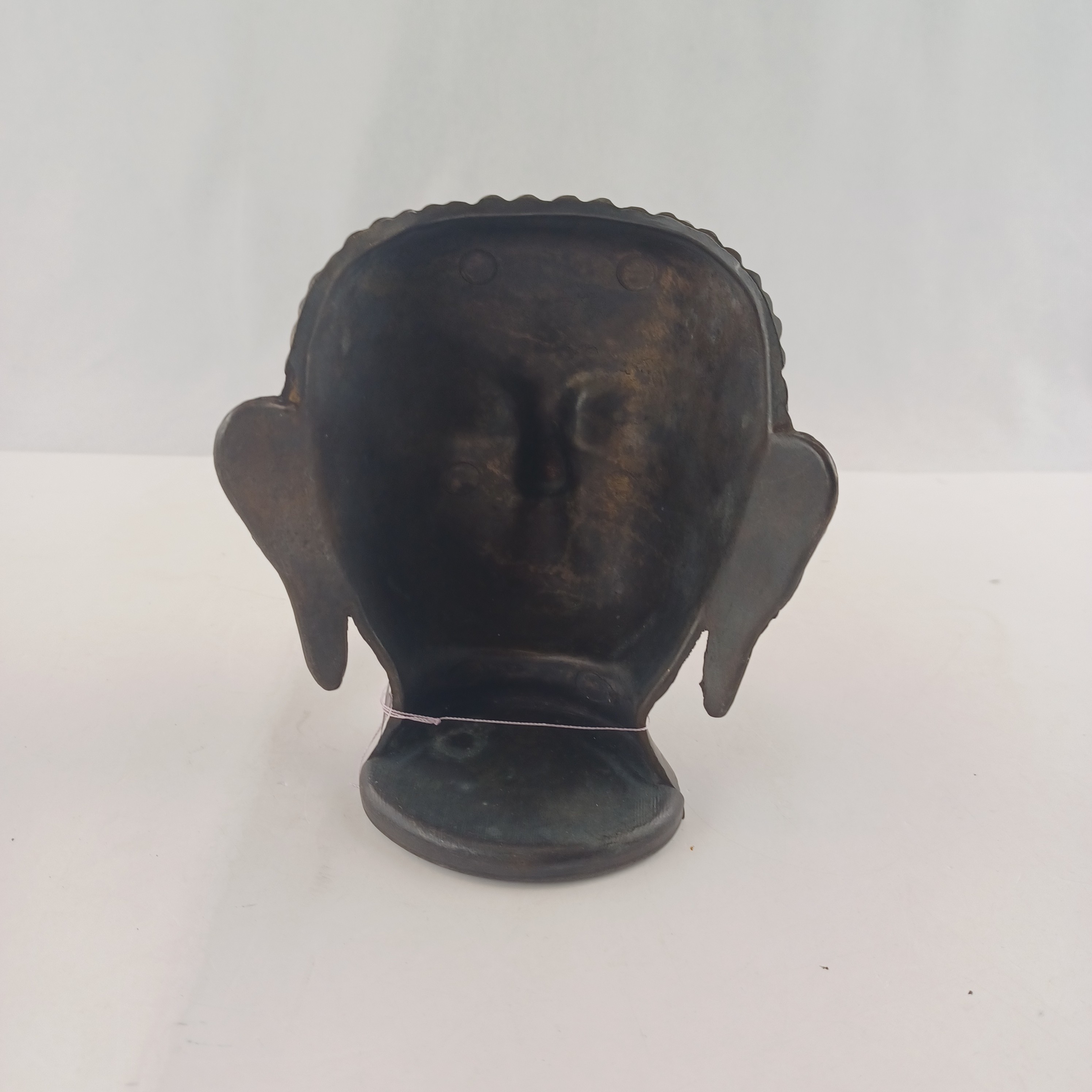 Voir photo 6 de Tête de Budha édition Robert Laffont en laiton de 13 cm Tête de Budha édition Robert Laffont en laiton de 13 cm Très bon état reconditionné photo 6