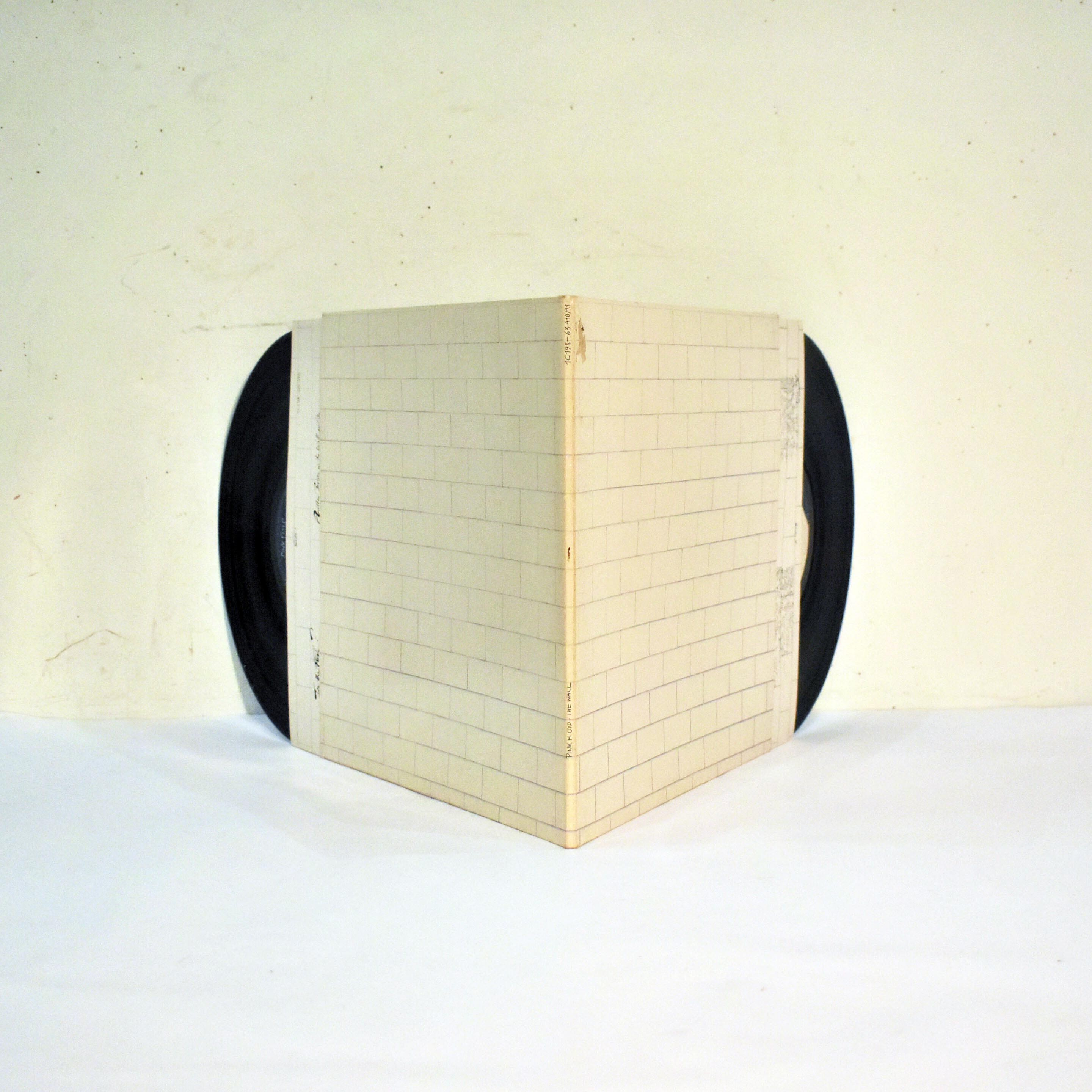Voir photo 2 de The Wall by Pink Floyd - Double Album 33 Tours Gatefold - EMI Electrola Gmbh The Wall by Pink Floyd - Double Album 33 Tours Gatefold - EMI Electrola Gmbh Bon état reconditionné photo 2