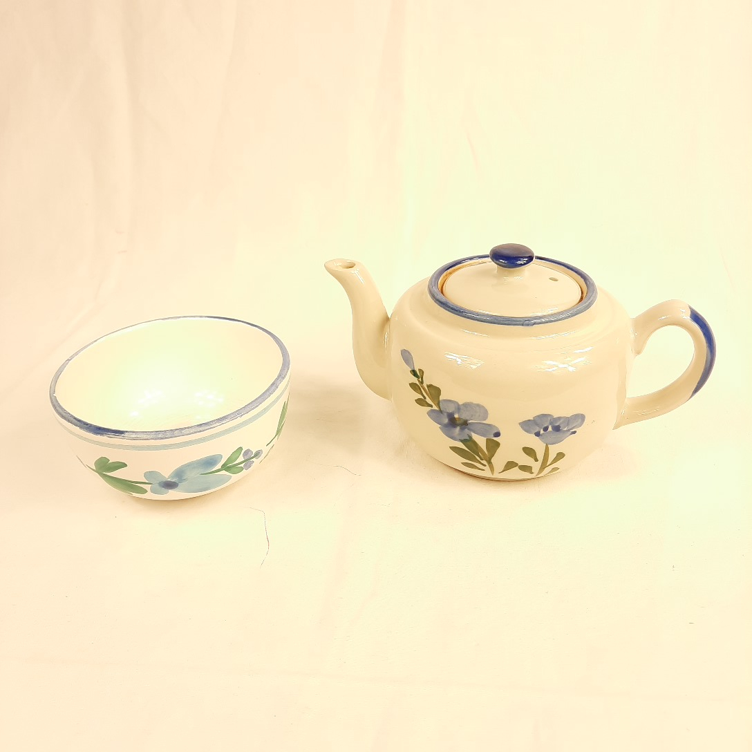 Acheter Théière avec son bol en faïence à décor bleu et vert sur fond blanc Très bon état - 10,00 € Théière avec son bol en faïence à décor bleu et vert sur fond blanc Très bon état reconditionné disponible sur Label Emmaüs