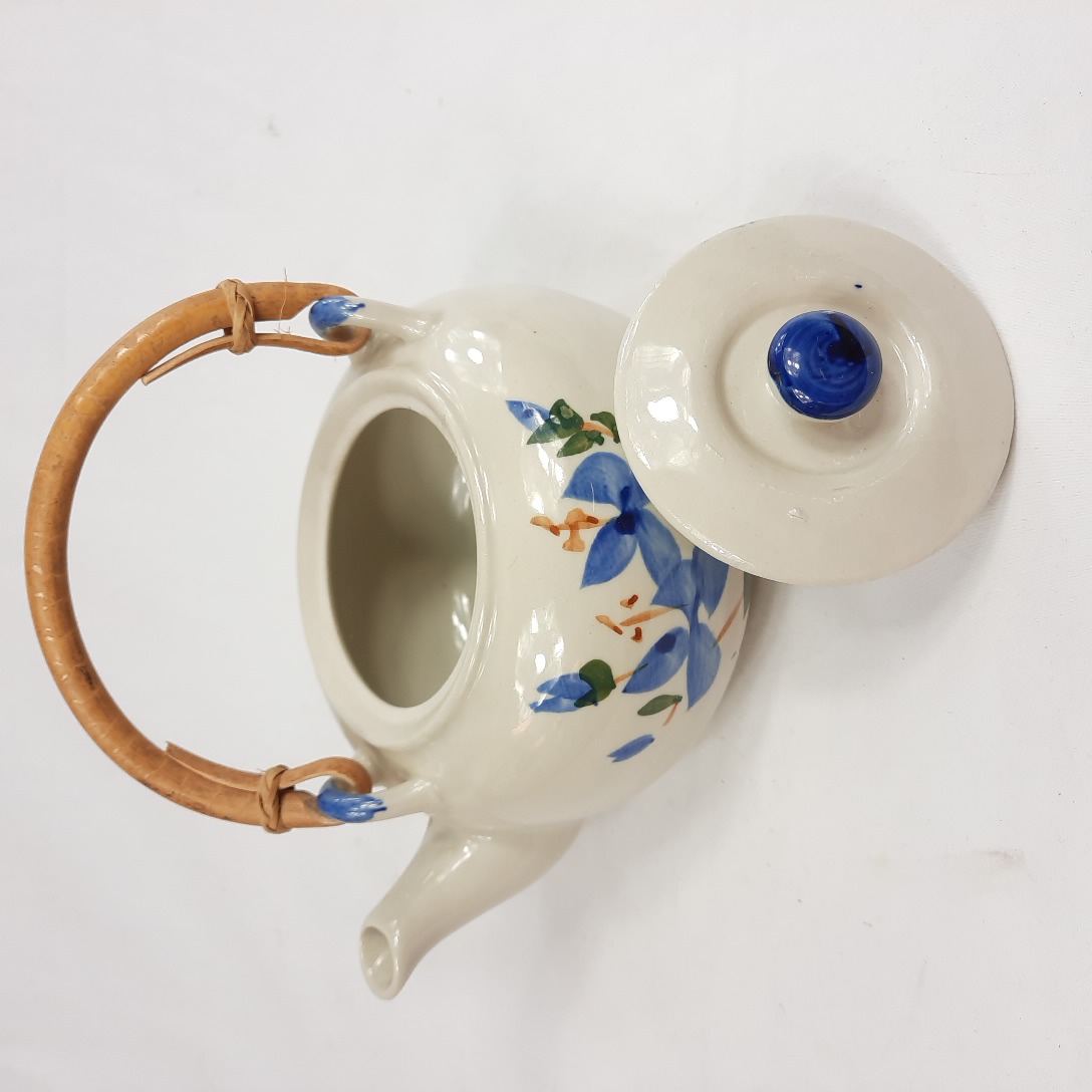 Voir photo 2 de Théière chinoise en céramique fleurs bleues sur fond beige Théière chinoise en céramique fleurs bleues sur fond beige Bon état reconditionné photo 2