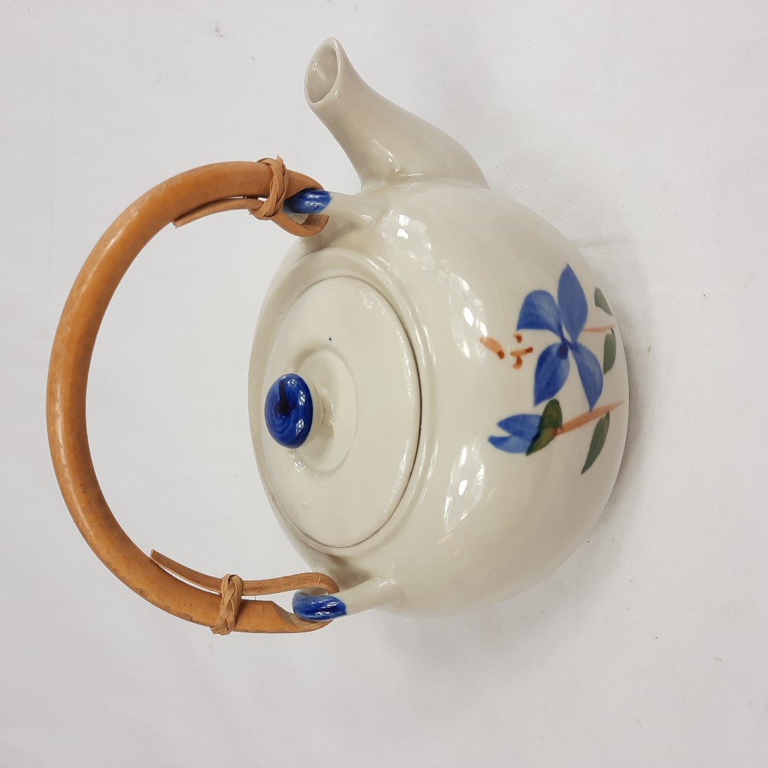 Voir photo 4 de Théière chinoise en céramique fleurs bleues sur fond beige Théière chinoise en céramique fleurs bleues sur fond beige Bon état reconditionné photo 4
