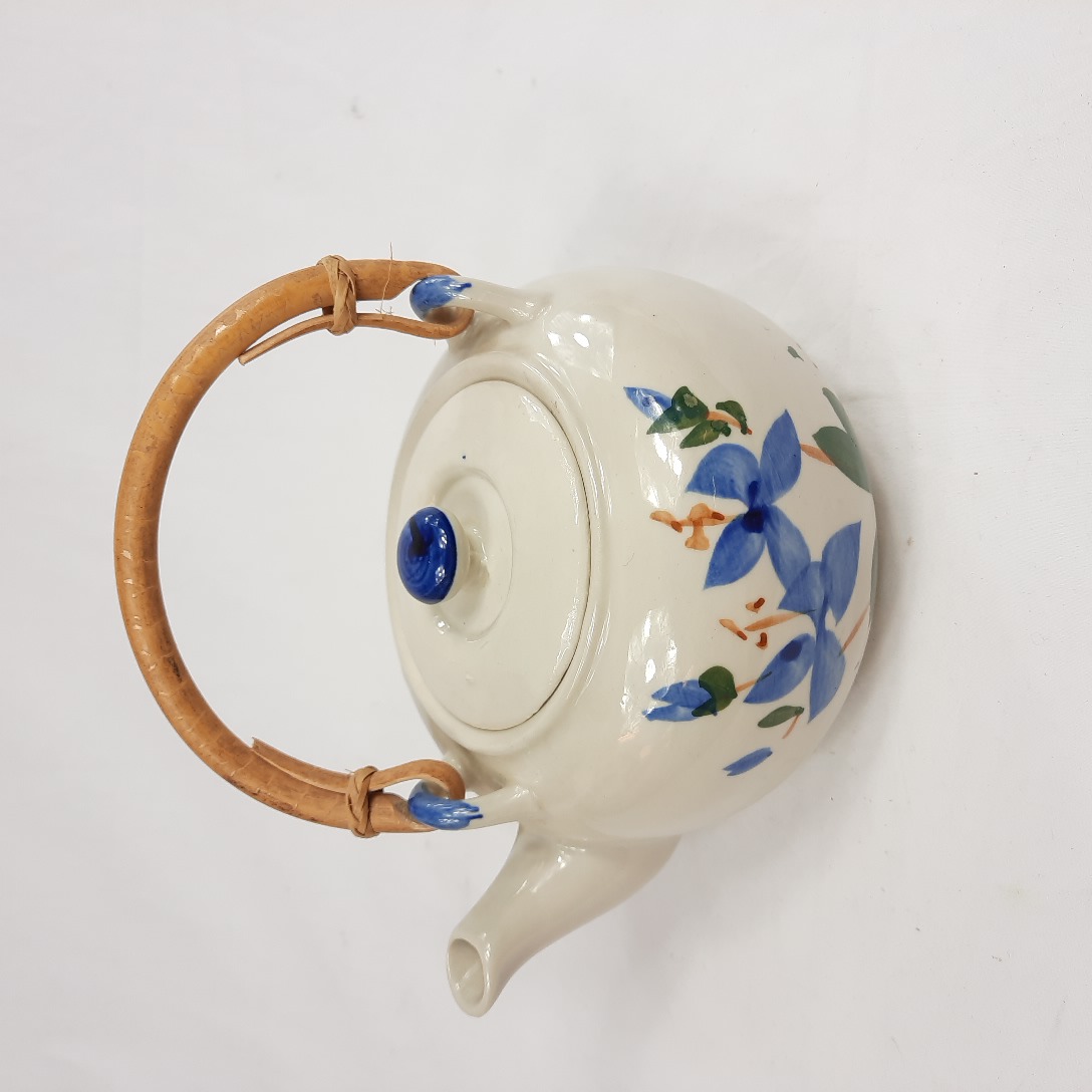 Théière chinoise en céramique fleurs bleues sur fond beige Bon état - 10,00 € Théière chinoise en céramique fleurs bleues sur fond beige Bon état reconditionné disponible sur Label Emmaüs