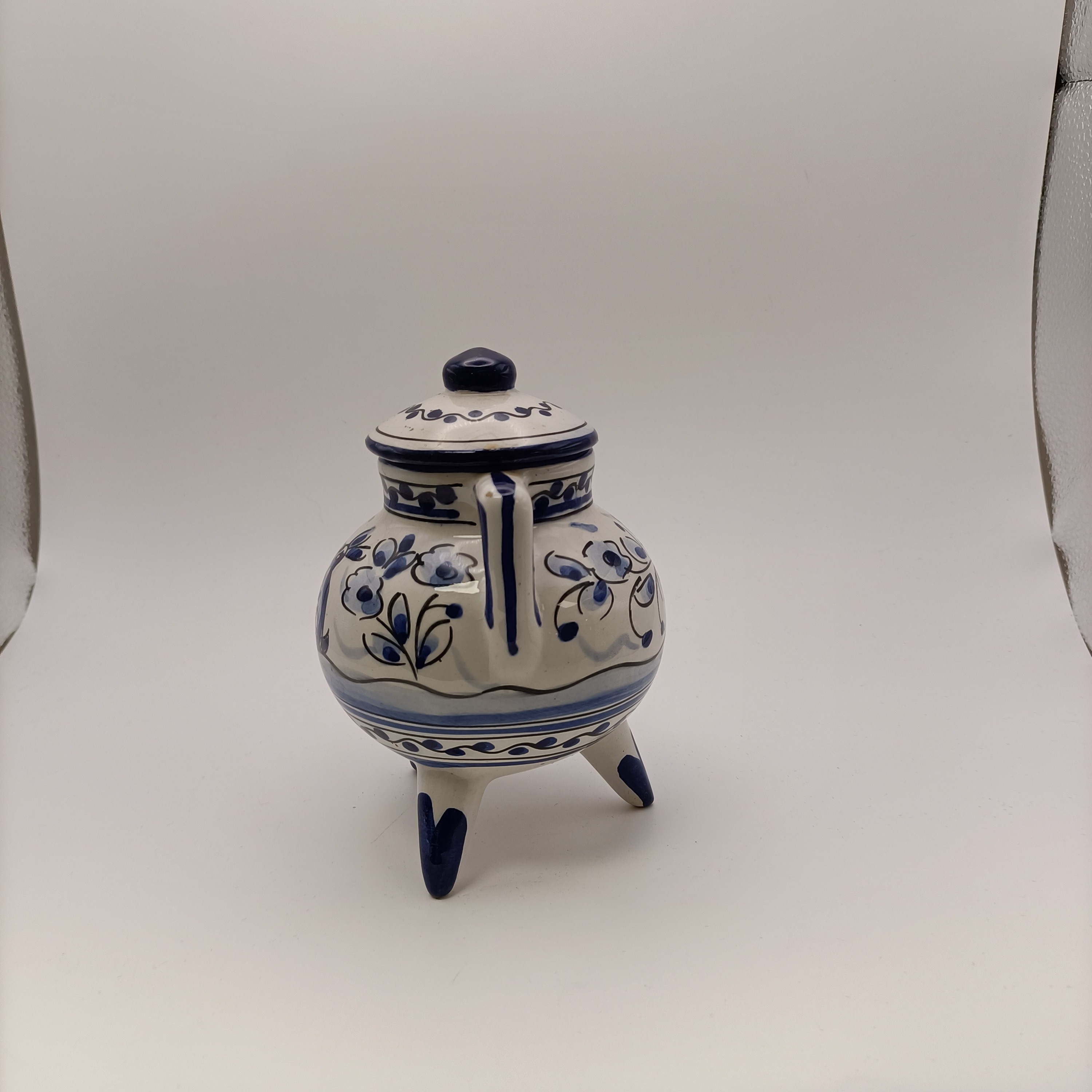 Voir photo 3 de Théière décorative Aresta Portugal faïence bleue blanche style XVII floral Théière décorative Aresta Portugal faïence bleue blanche style XVII floral reconditionné photo 3