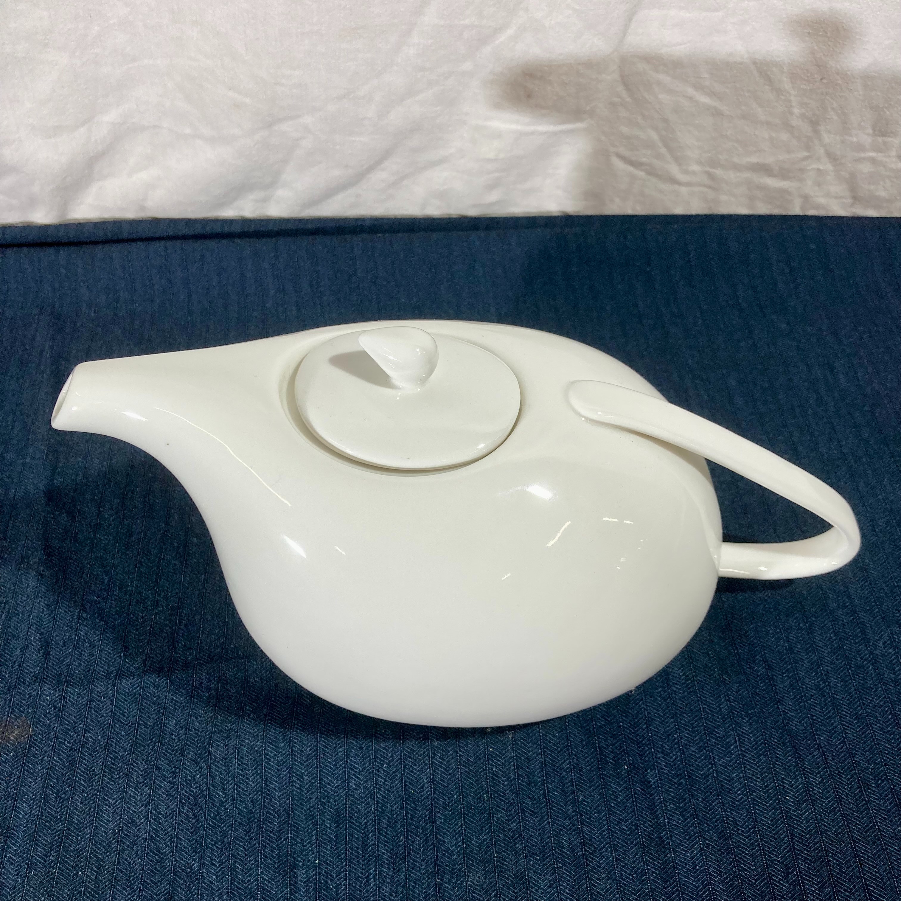 Voir photo 5 de Théière design minimaliste en Porcelaine blanche Théière design minimaliste en Porcelaine blanche Très bon état reconditionné photo 5