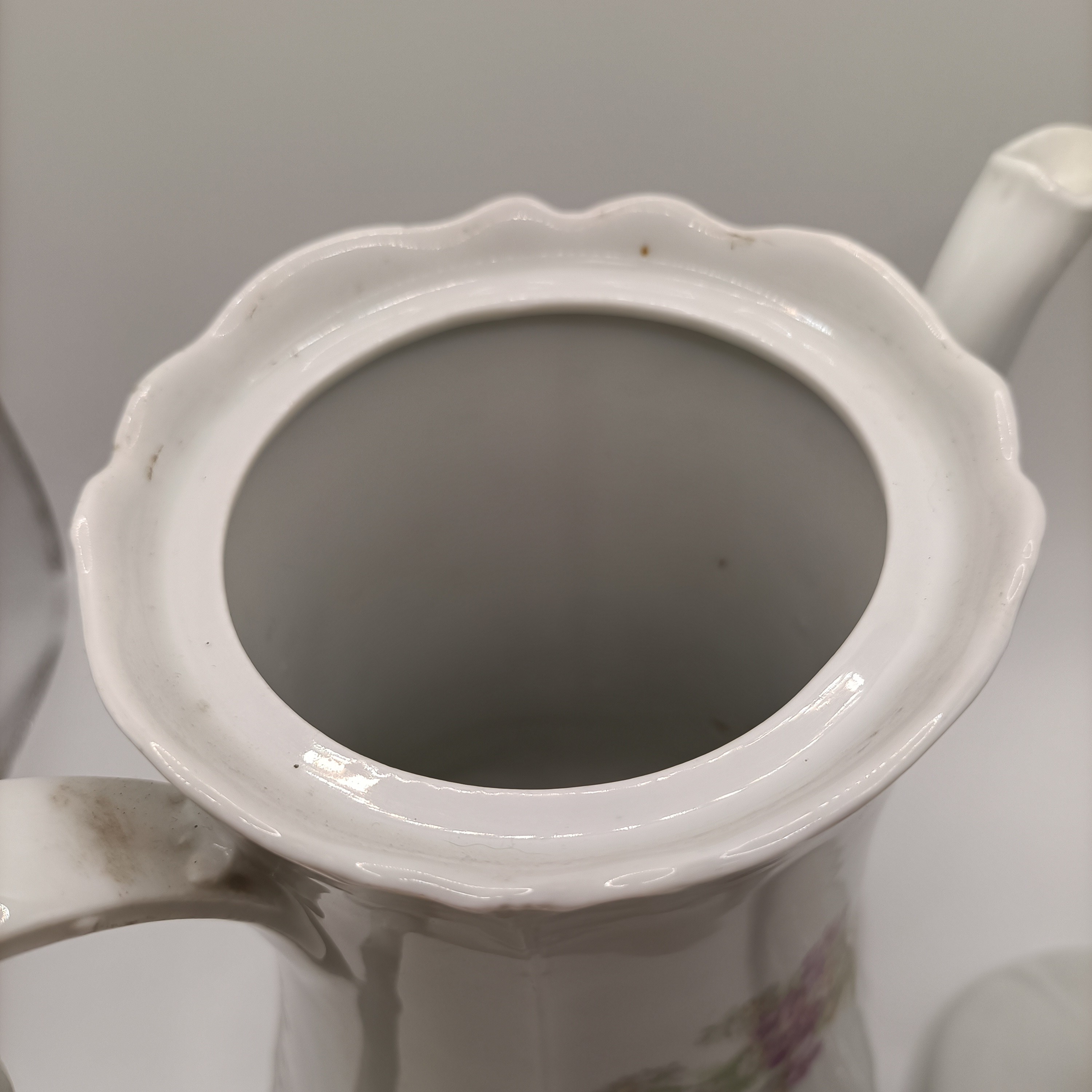Voir photo 6 de Théière en faïence fleurie blanche vintage service café porcelaine décor floral Théière en faïence fleurie blanche vintage service café porcelaine décor floral reconditionné photo 6