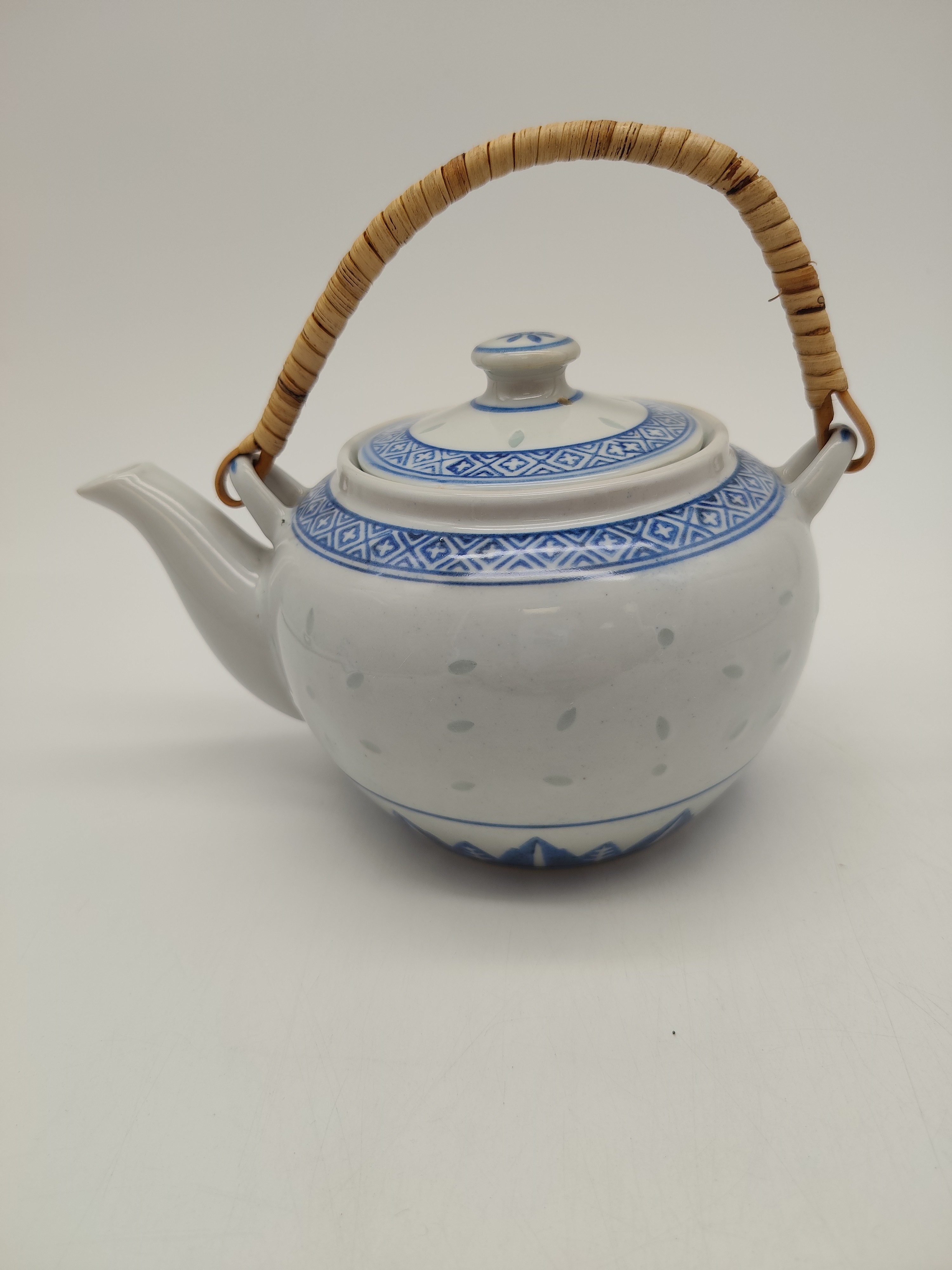 Voir photo 2 de Théière en porcelaine de Chine - Motif "Grain de riz" bleu et blanc Théière en porcelaine de Chine - Motif "Grain de riz" bleu et blanc reconditionné photo 2