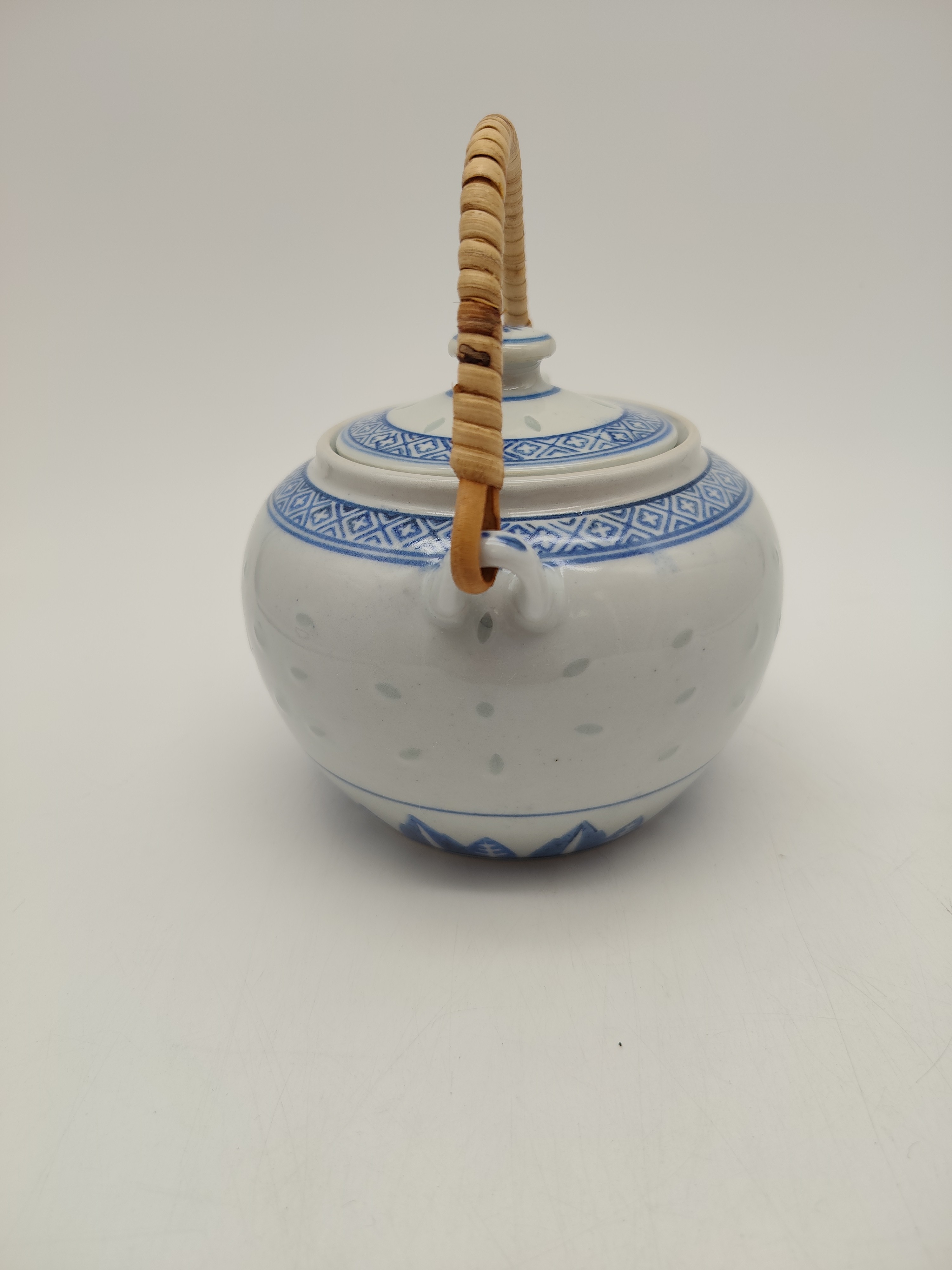 Voir photo 5 de Théière en porcelaine de Chine - Motif "Grain de riz" bleu et blanc Théière en porcelaine de Chine - Motif "Grain de riz" bleu et blanc reconditionné photo 5
