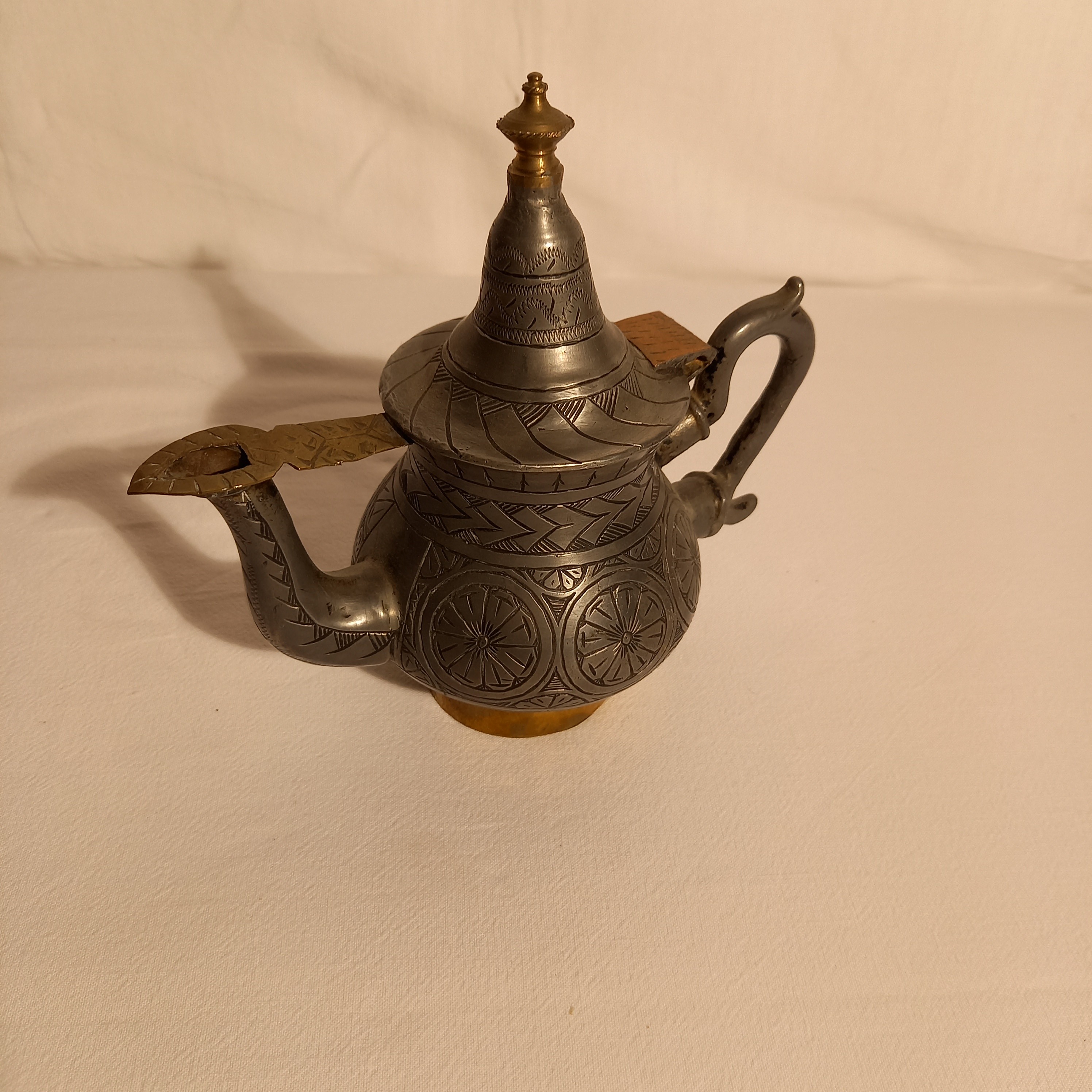 Voir photo 2 de Théière marocaine berbère artisanale gravée main Théière marocaine berbère artisanale gravée main Bon état reconditionné photo 2