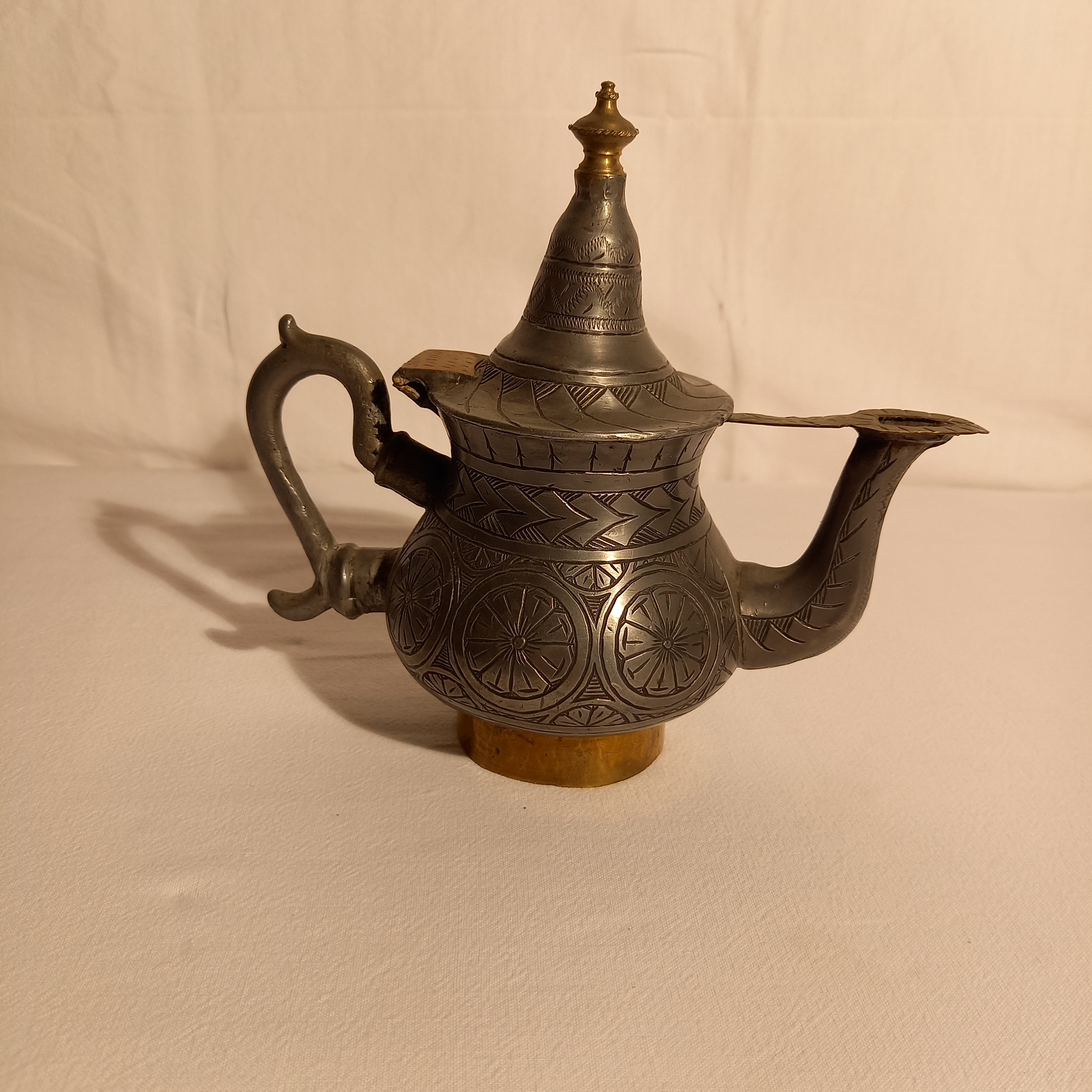 Voir photo 3 de Théière marocaine berbère artisanale gravée main Théière marocaine berbère artisanale gravée main Bon état reconditionné photo 3