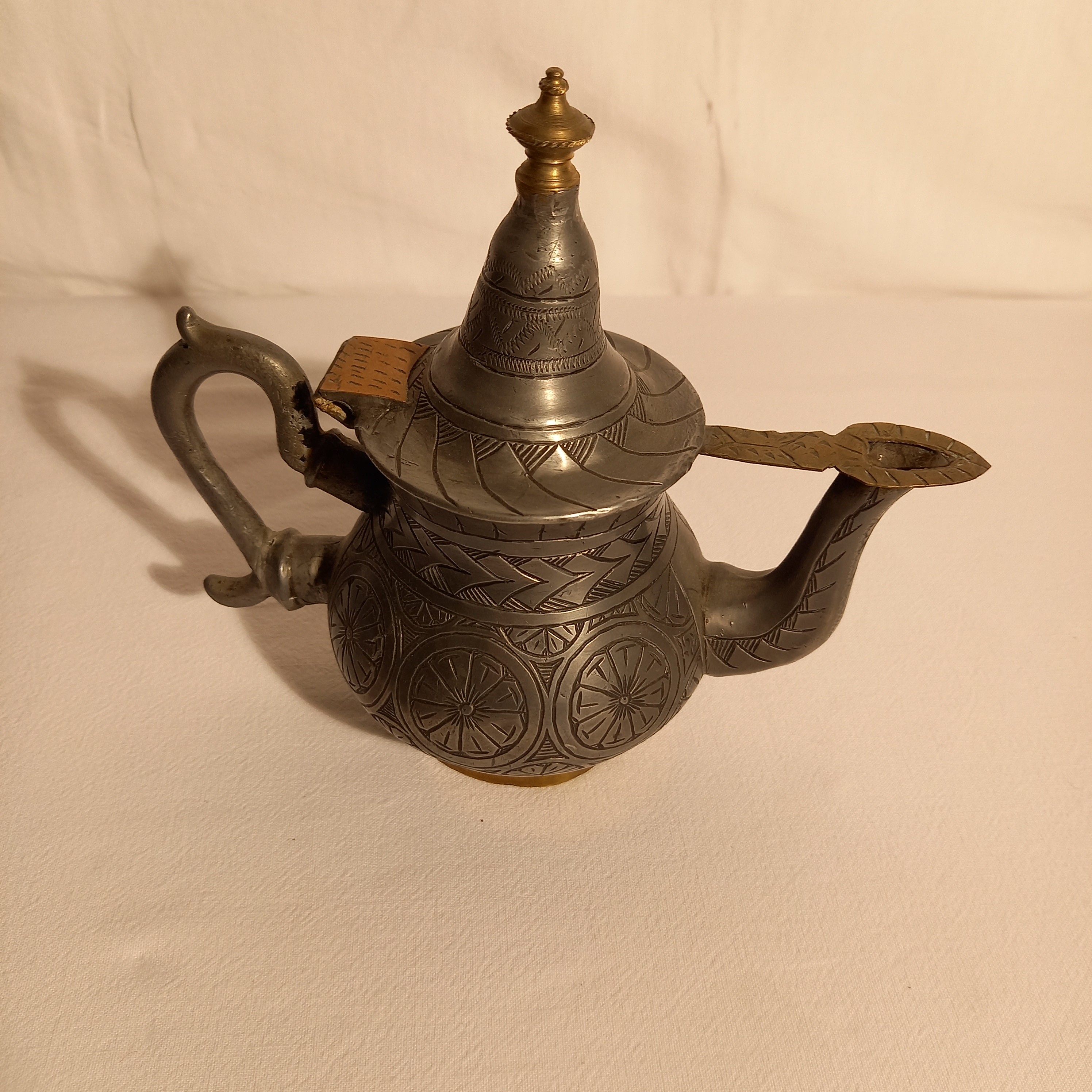 Voir photo 4 de Théière marocaine berbère artisanale gravée main Théière marocaine berbère artisanale gravée main Bon état reconditionné photo 4