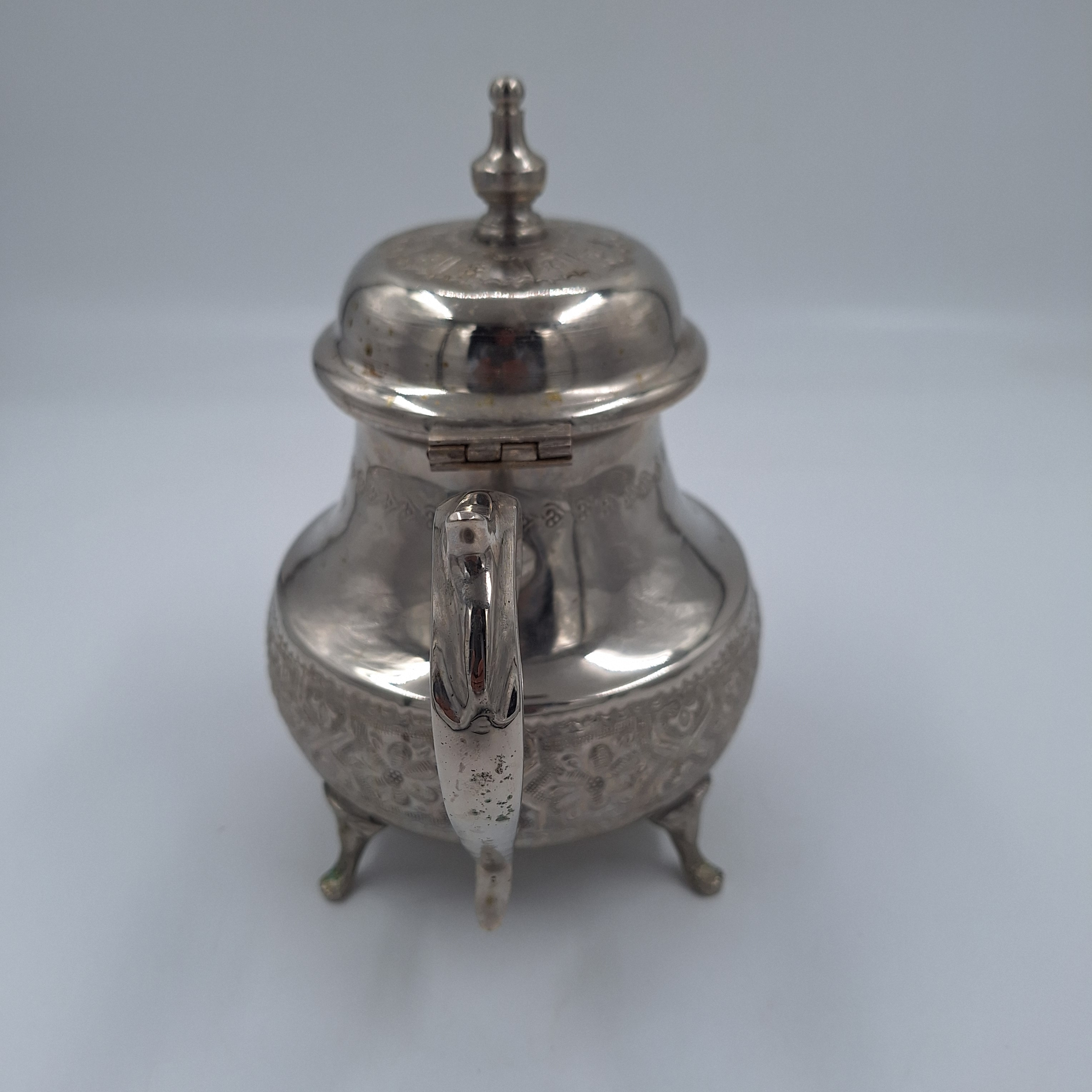 Voir photo 3 de Théière marocaine. Inox. Ciselé sur la base et le couvercle. Estampillée dessous. Théière marocaine. Inox. Ciselé sur la base et le couvercle. Estampillée dessous. Très bon état reconditionné photo 3