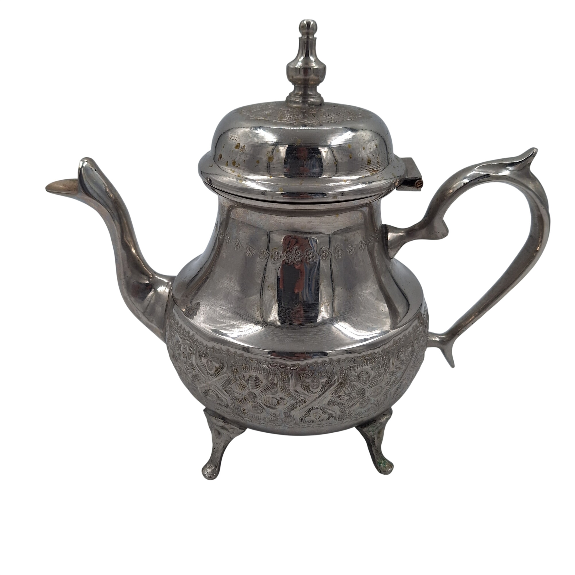 Acheter Théière marocaine. Inox. Ciselé sur la base et le couvercle. Estampillée dessous. Très bon état - 38,00 € Théière marocaine. Inox. Ciselé sur la base et le couvercle. Estampillée dessous. Très bon état reconditionné disponible sur Label Emmaüs