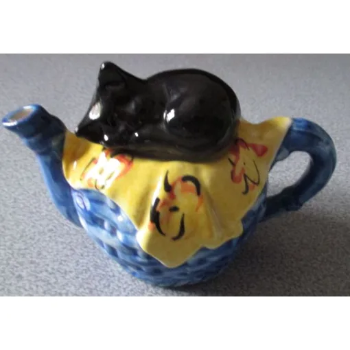 Théière Originale Décorative Anglaise Tony Carter- Cat On Basket- En Forme De Panier Bleu Et Jaune, Couvercle Chat Noir Endormi- Modèle 1 Tasse- Diamètre Base 6cm-Profondeur 5.5cm occasion reconditionné disponible sur Rakuten