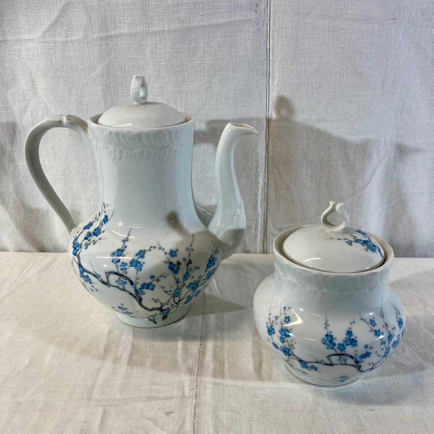 Voir photo 2 de Théière + pot à sucre Porcelaine de Limoges Théière + pot à sucre Porcelaine de Limoges Très bon état reconditionné photo 2