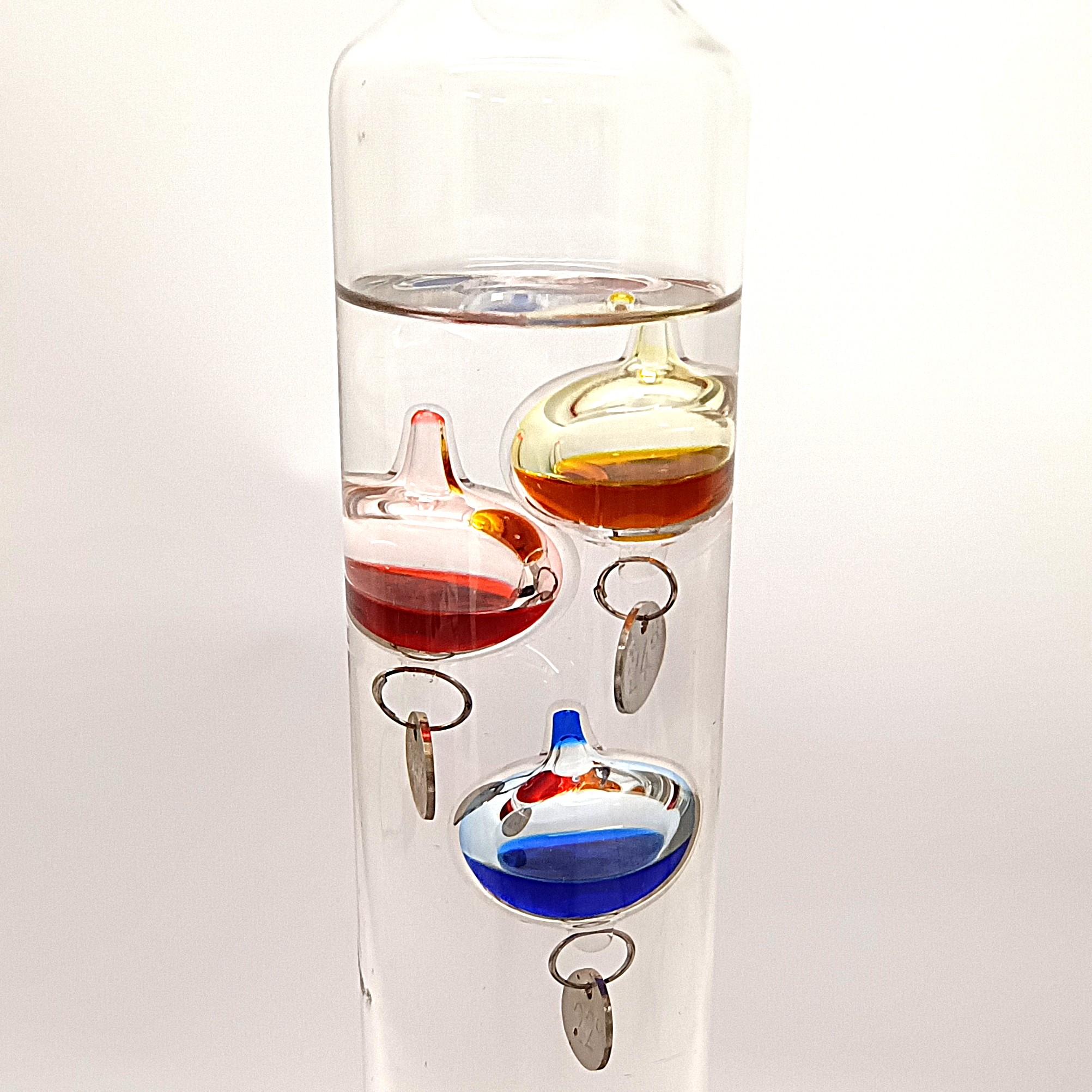 Voir photo 2 de Thermomètre de Galilée en verre à flotteurs colorés, hauteur 32 cm Thermomètre de Galilée en verre à flotteurs colorés, hauteur 32 cm reconditionné photo 2