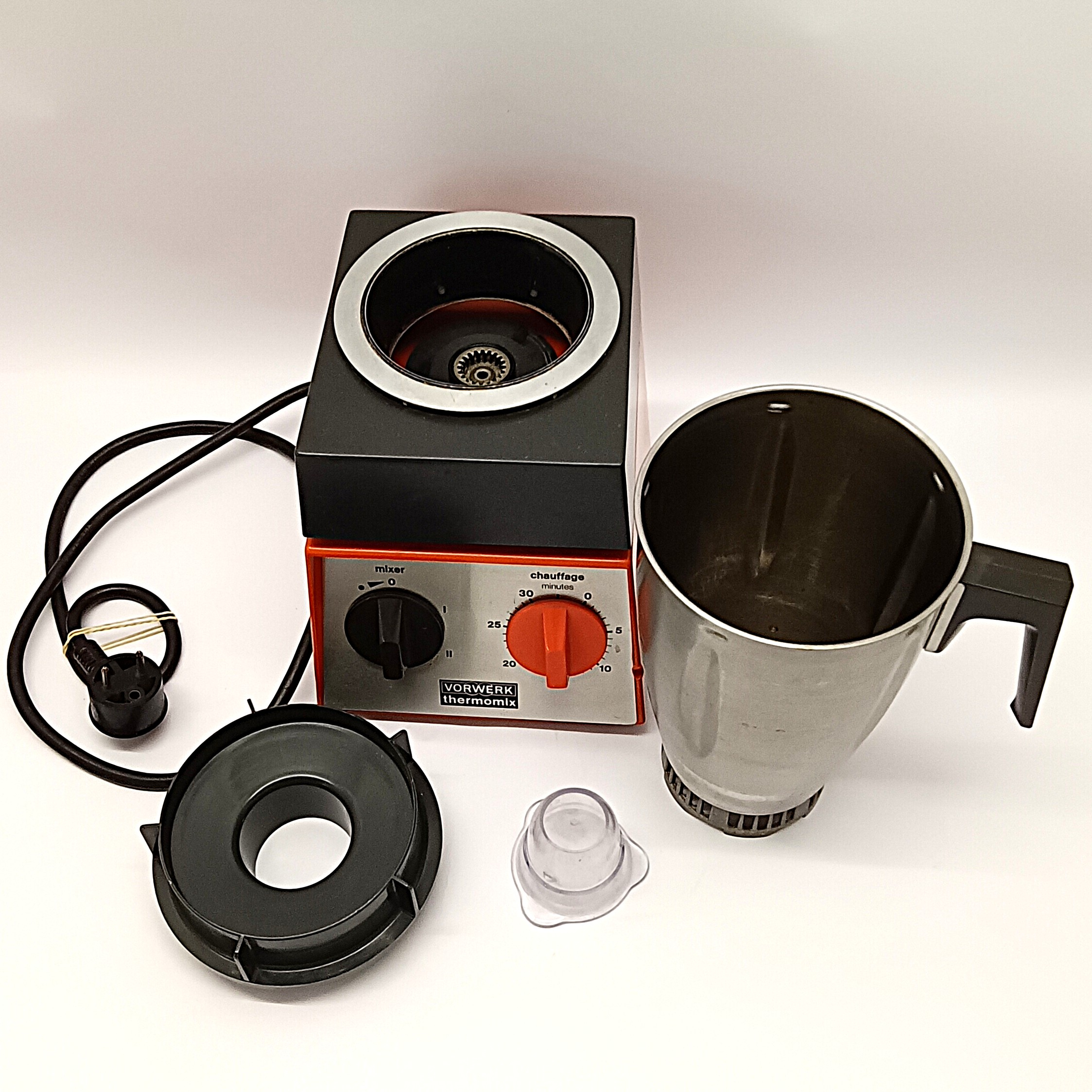 Voir photo 2 de Thermomix Vorwerk VM2000 Type 16 avec bol Thermomix Vorwerk VM2000 Type 16 avec bol reconditionné photo 2