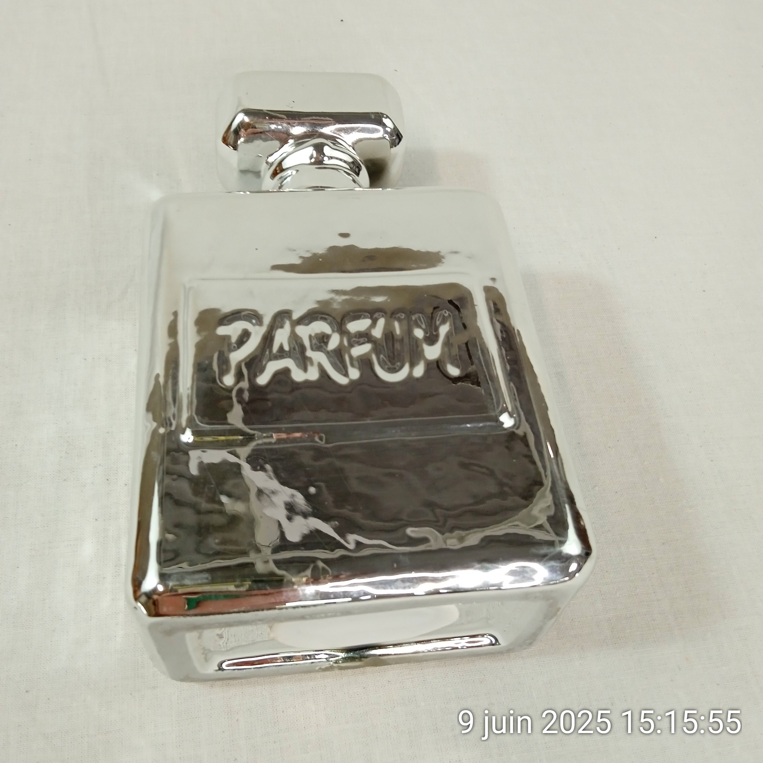 Voir photo 3 de Tirelire Flacon de PARFUM en céramique argenté vintage 19.5 cm Tirelire Flacon de PARFUM en céramique argenté vintage 19.5 cm reconditionné photo 3