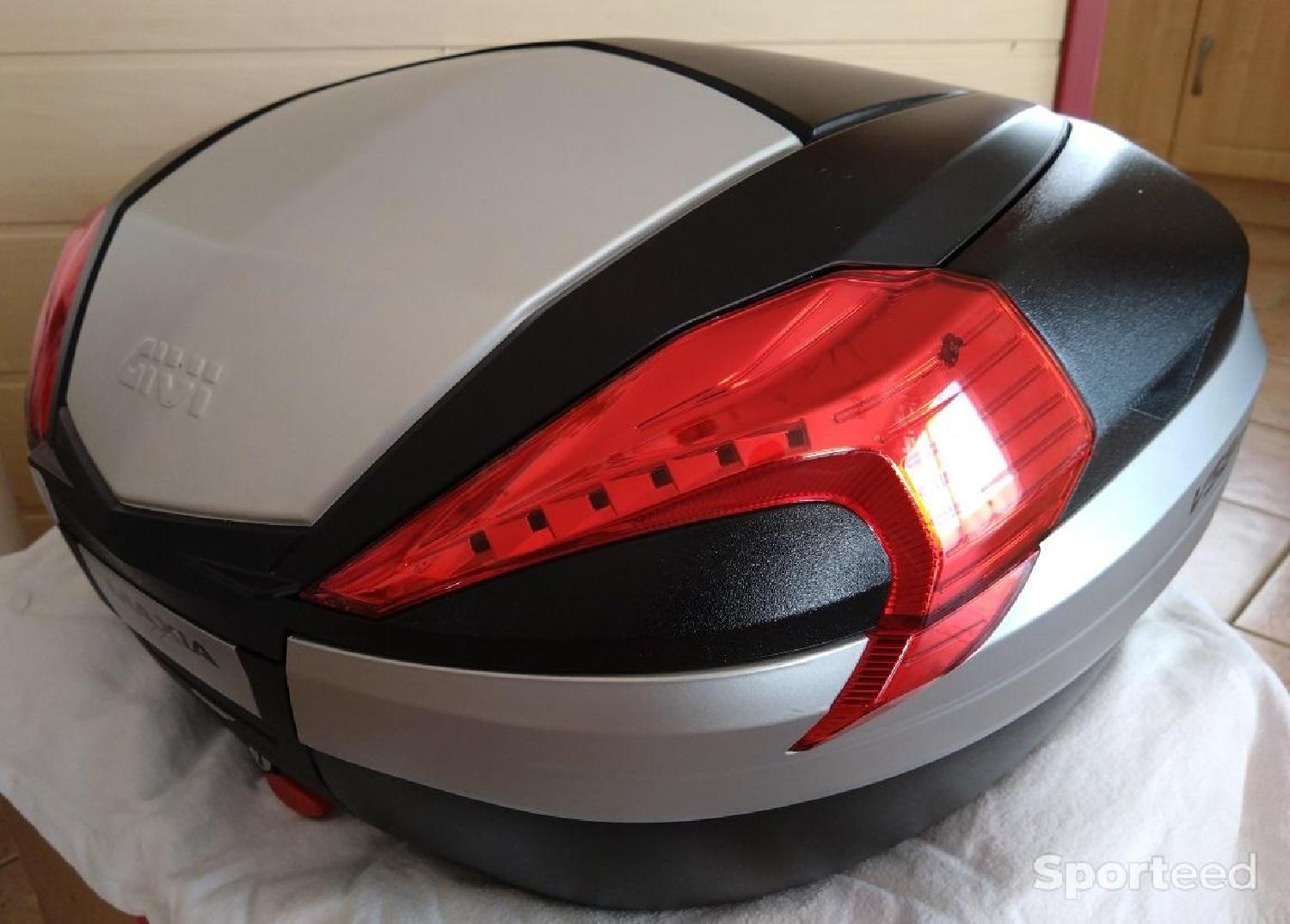 Top case GIVI Maxia 4 V56N Très bon état Givi reconditionné disponible sur Sporteed