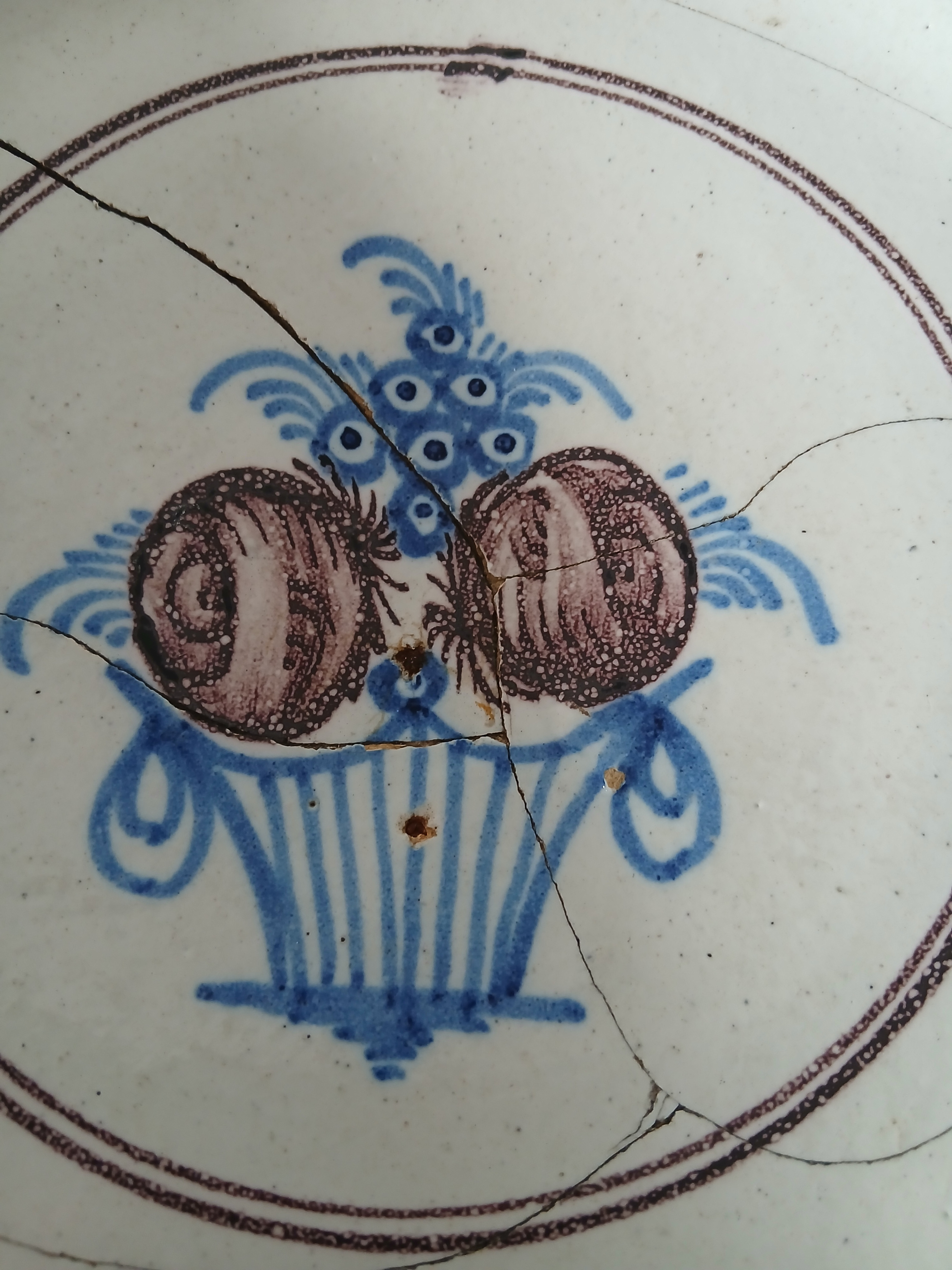 Voir photo 2 de Très ancien grand plat à décor de panier fleuri ( époque 18ème, 19 ème?) St OMER, DESVRES, BOULOGNE? Très ancien grand plat à décor de panier fleuri ( époque 18ème, 19 ème?) St OMER, DESVRES, BOULOGNE? État correct reconditionné photo 2