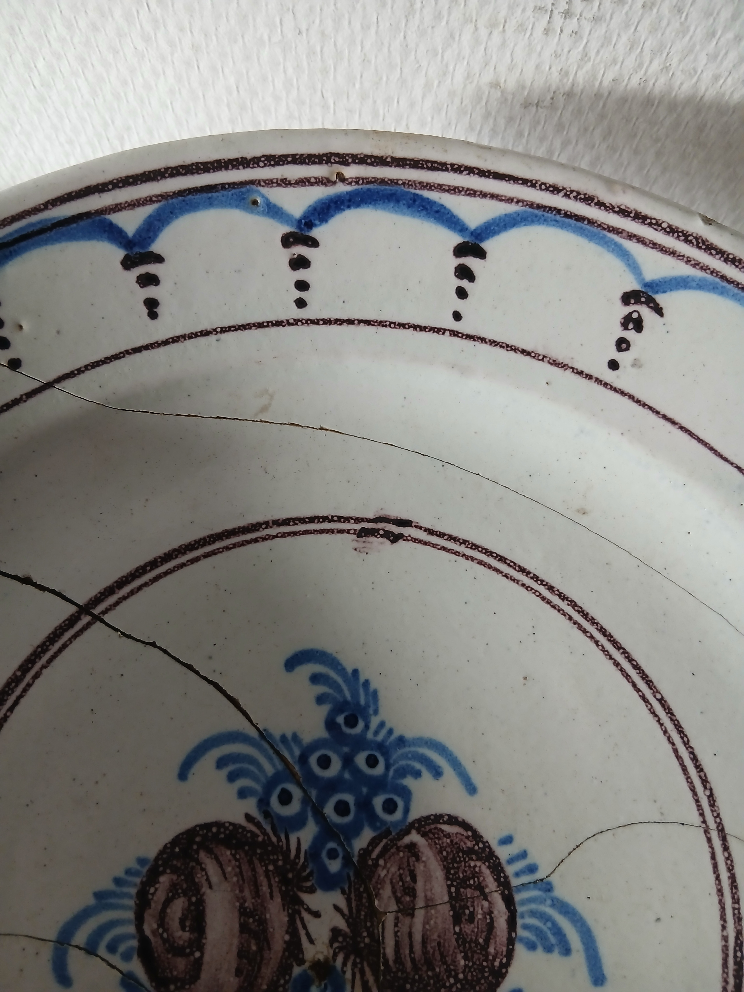 Voir photo 6 de Très ancien grand plat à décor de panier fleuri ( époque 18ème, 19 ème?) St OMER, DESVRES, BOULOGNE? Très ancien grand plat à décor de panier fleuri ( époque 18ème, 19 ème?) St OMER, DESVRES, BOULOGNE? État correct reconditionné photo 6