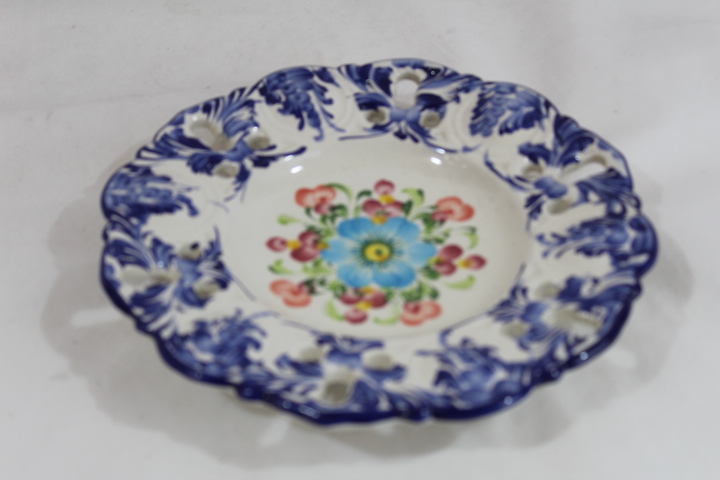 Acheter Très beau plat mural ajouré Vesta Alcobaca Portugal fleurs et décor bleu - 12,50 € Très beau plat mural ajouré Vesta Alcobaca Portugal fleurs et décor bleu reconditionné disponible sur Label Emmaüs