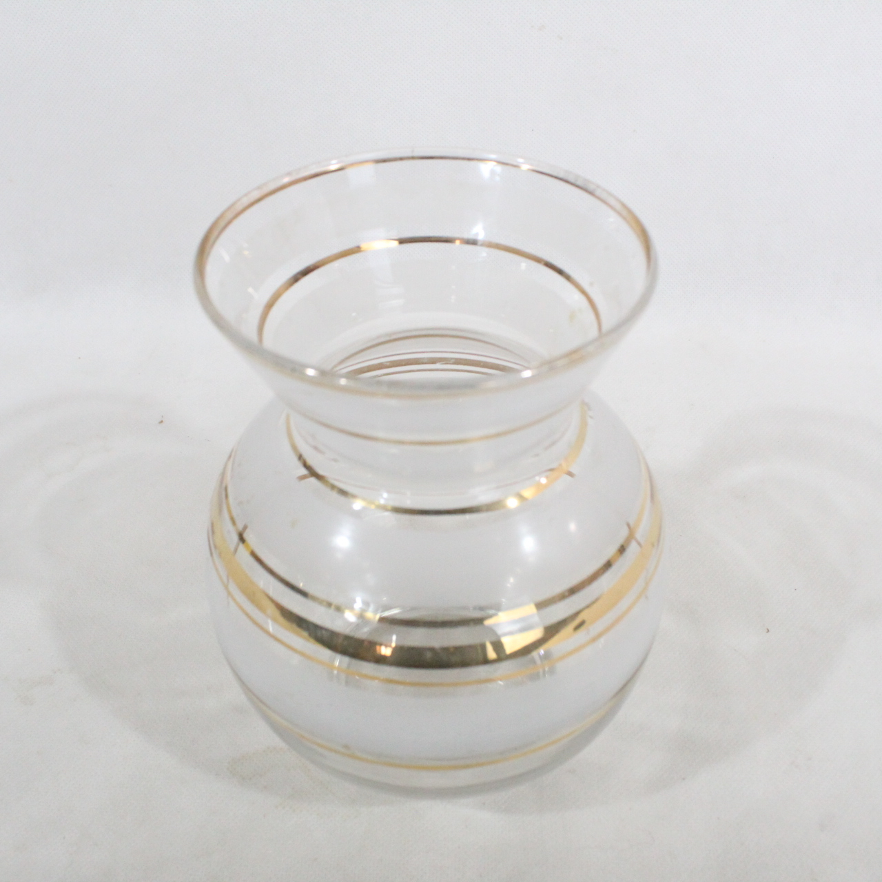 Acheter Très joli vase ancien en verre ventru, orné de cercles dorés Très bon état - 10,00 € Très joli vase ancien en verre ventru, orné de cercles dorés Très bon état reconditionné disponible sur Label Emmaüs