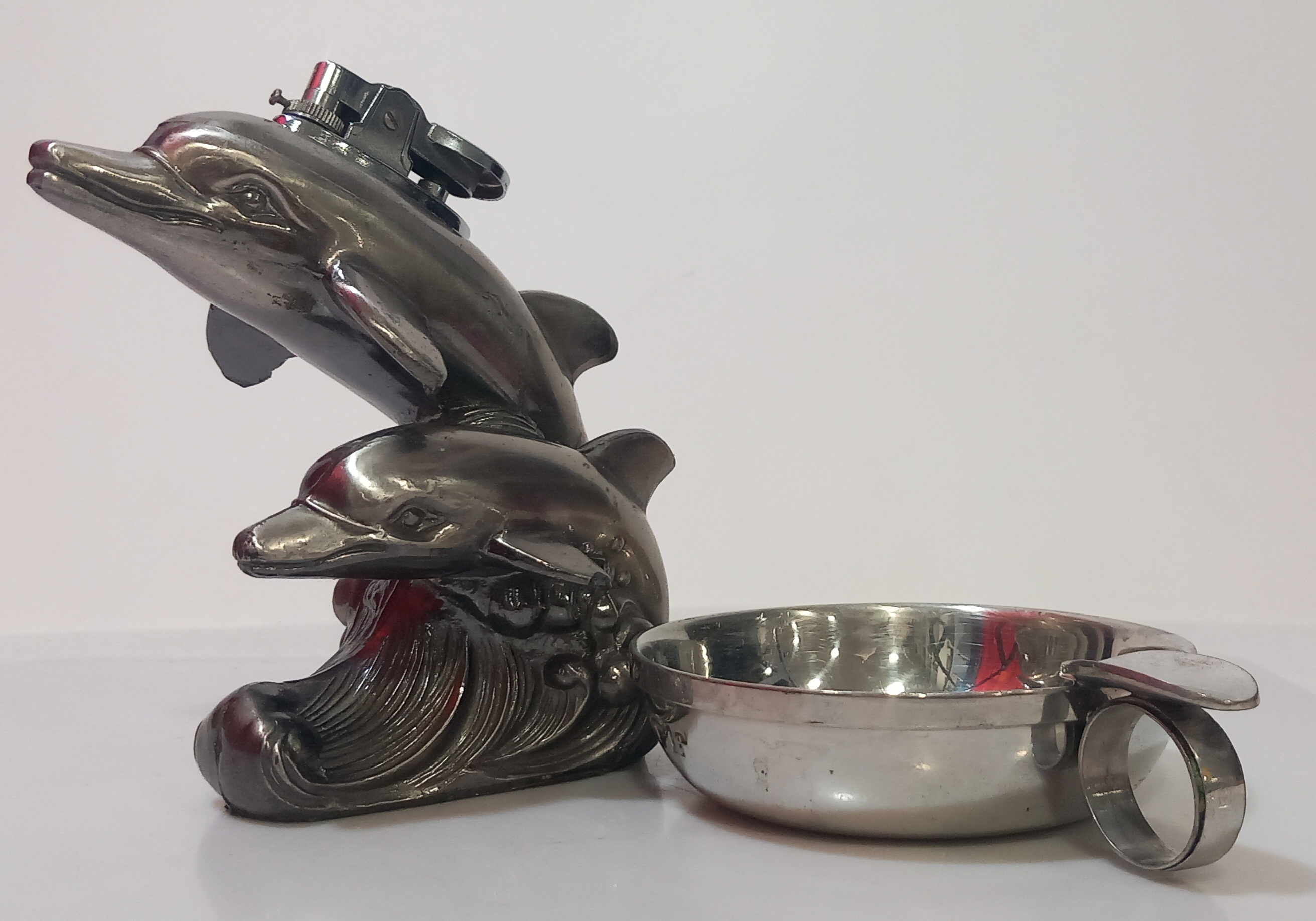 Voir photo 3 de Très jolie briquet de table "Dauphins" et son cendrier en étain poli Très jolie briquet de table "Dauphins" et son cendrier en étain poli État correct reconditionné photo 3