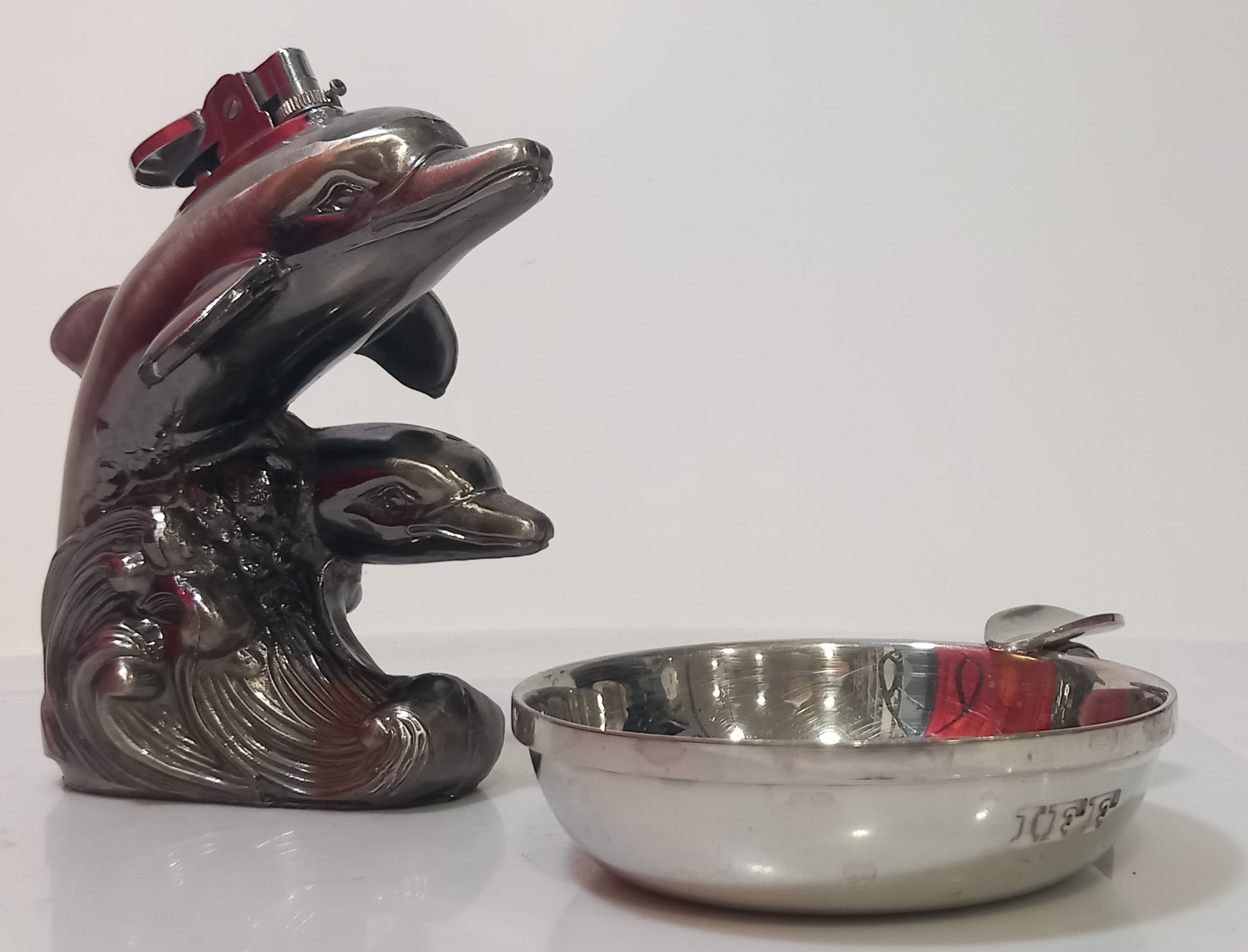 Voir photo 4 de Très jolie briquet de table "Dauphins" et son cendrier en étain poli Très jolie briquet de table "Dauphins" et son cendrier en étain poli État correct reconditionné photo 4