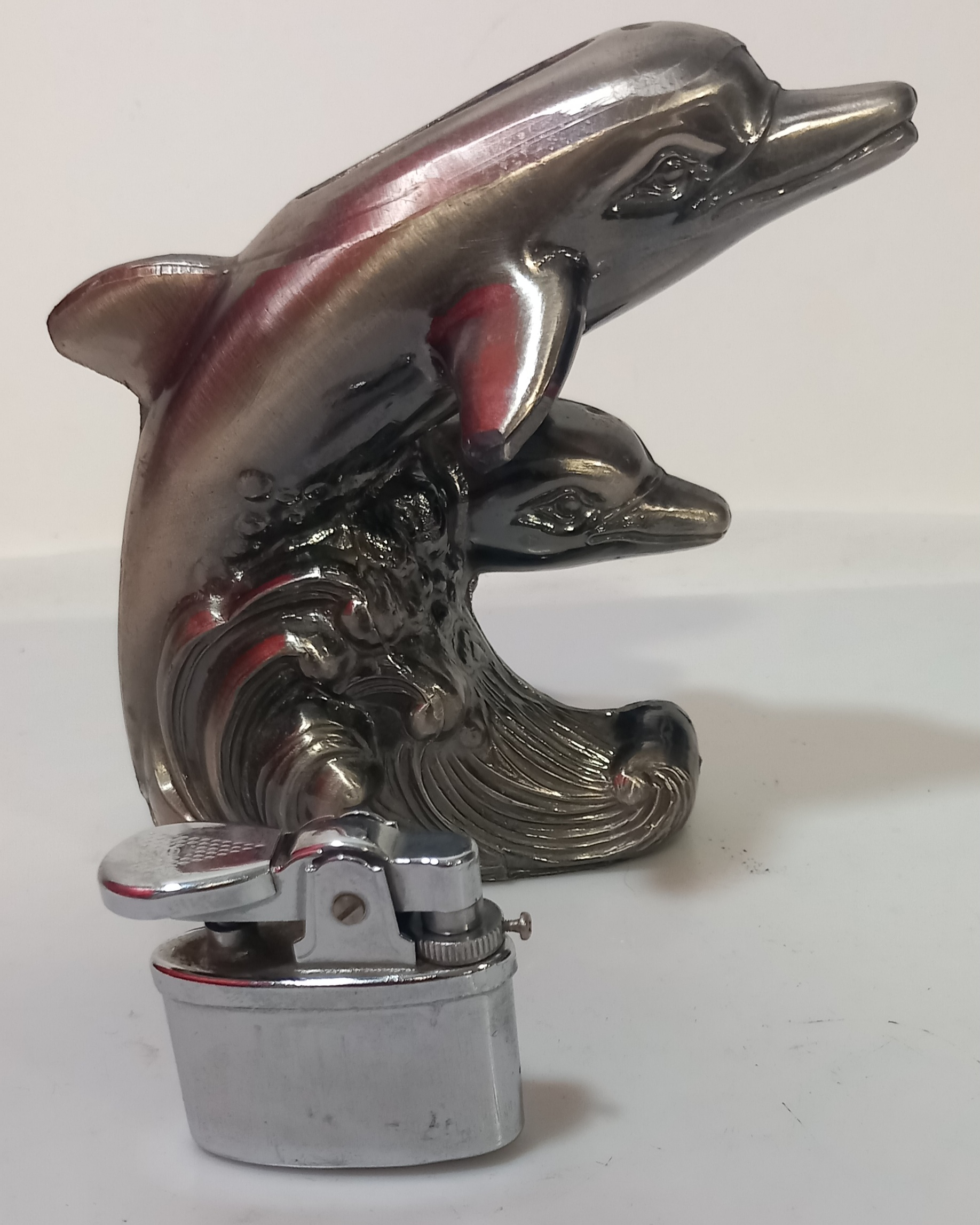 Voir photo 5 de Très jolie briquet de table "Dauphins" et son cendrier en étain poli Très jolie briquet de table "Dauphins" et son cendrier en étain poli État correct reconditionné photo 5