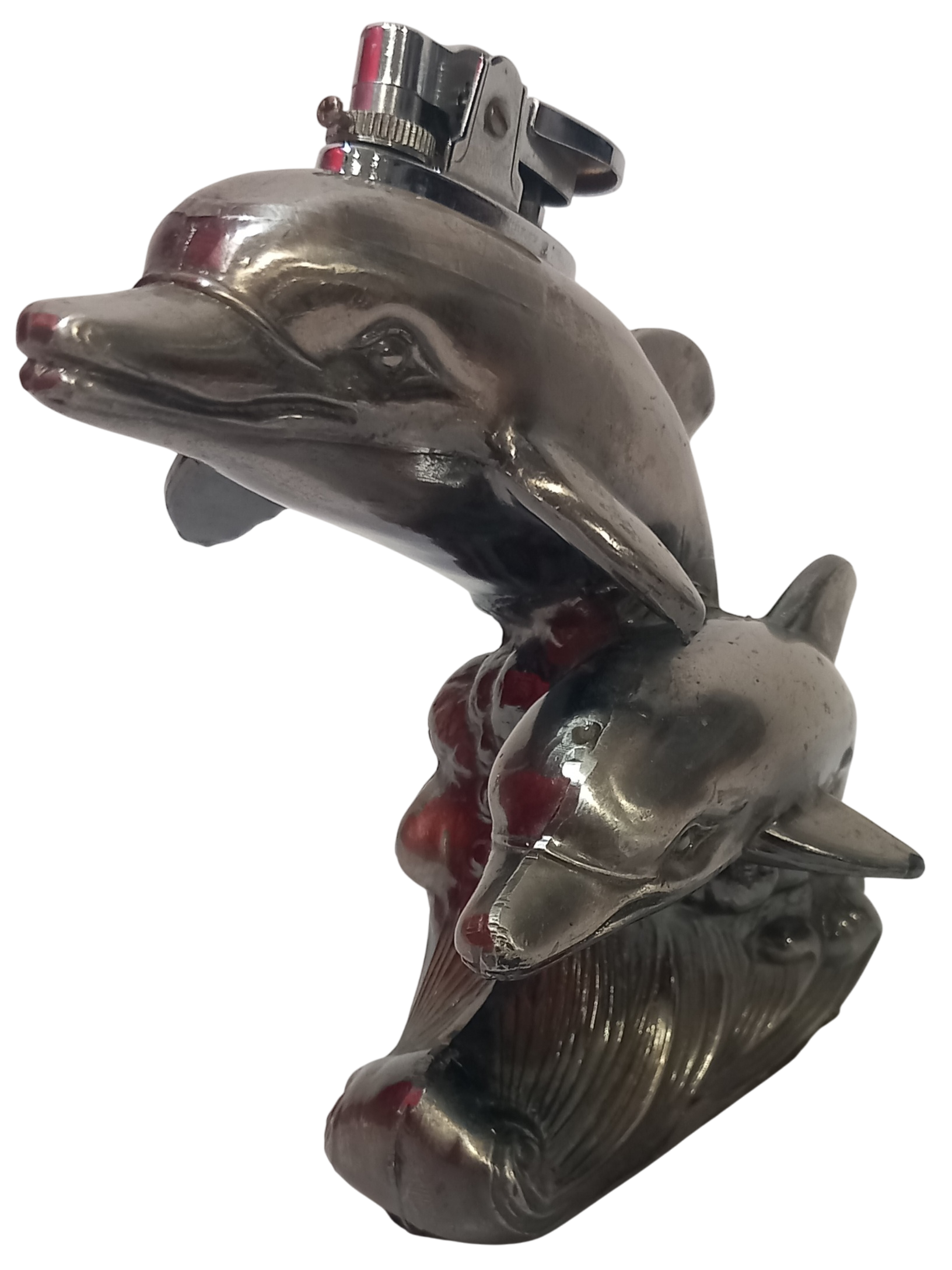 Très jolie briquet de table "Dauphins" et son cendrier en étain poli État correct - 12,50 € Très jolie briquet de table "Dauphins" et son cendrier en étain poli État correct reconditionné disponible sur Label Emmaüs