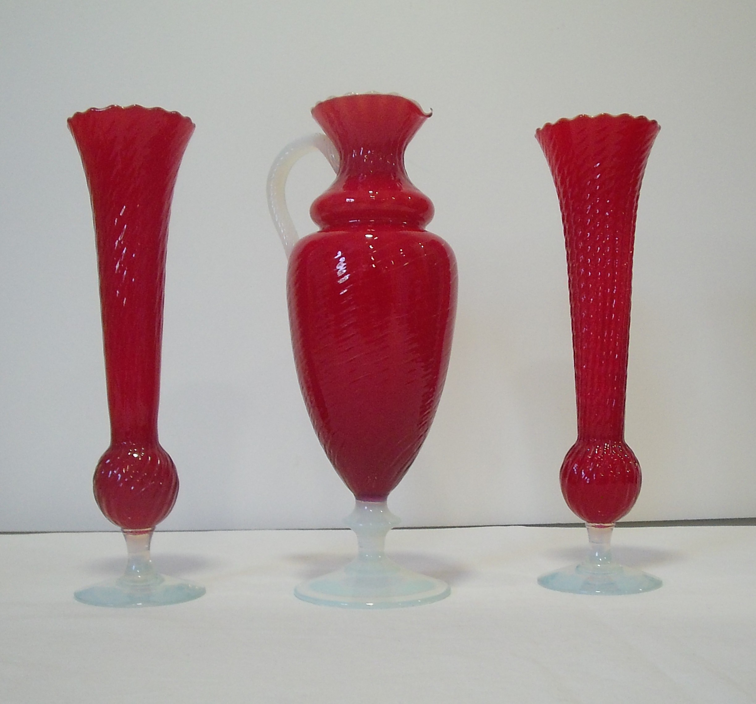 Voir photo 2 de Très jolie carafe en opaline art déco et ses deux flutes. (rare) Très jolie carafe en opaline art déco et ses deux flutes. (rare) Très bon état reconditionné photo 2